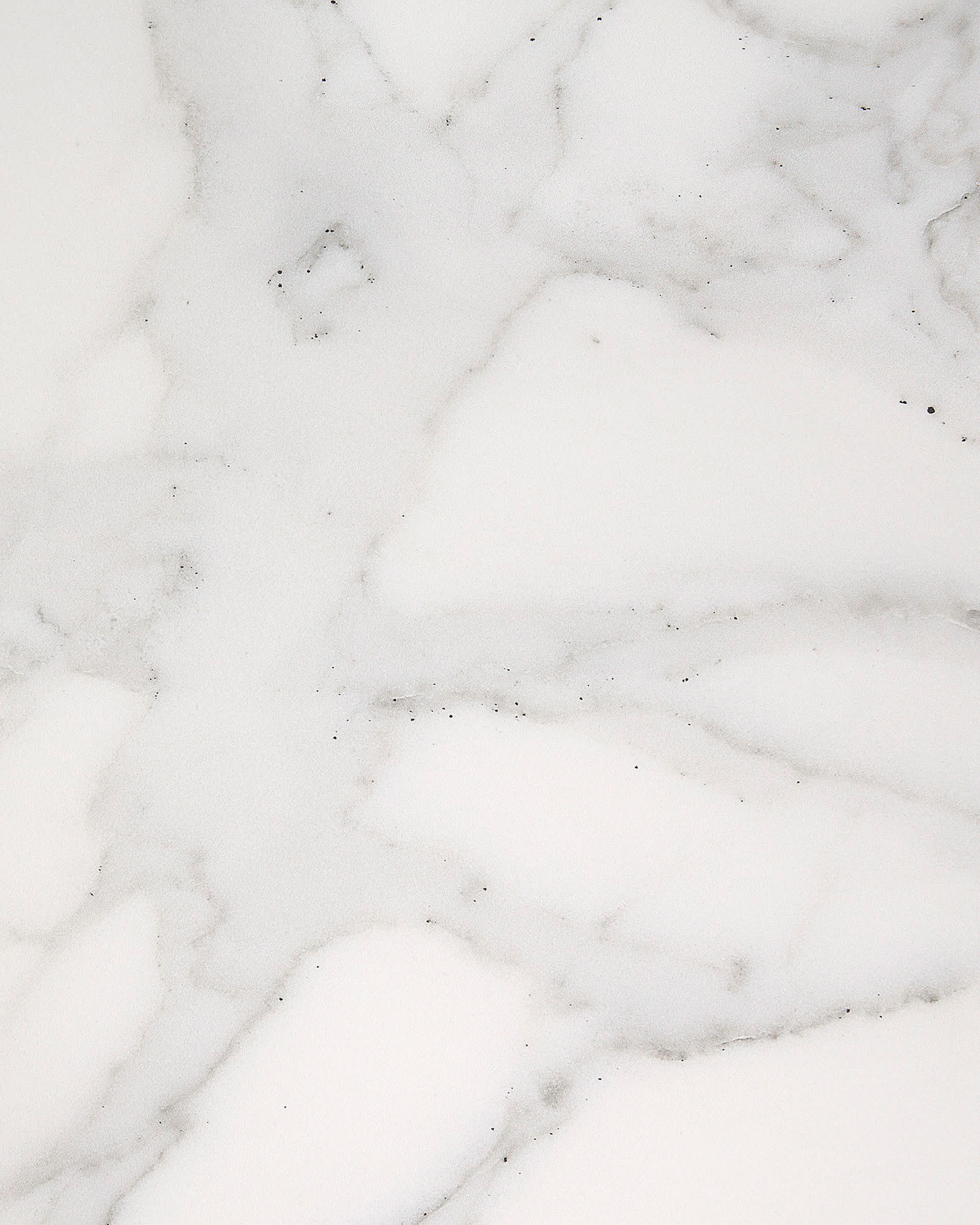 Moderner Esstisch aus robustem Akazienholz mit eleganter Keramikplatte, perfekt für gesellige Abende und festliche Anlässe.