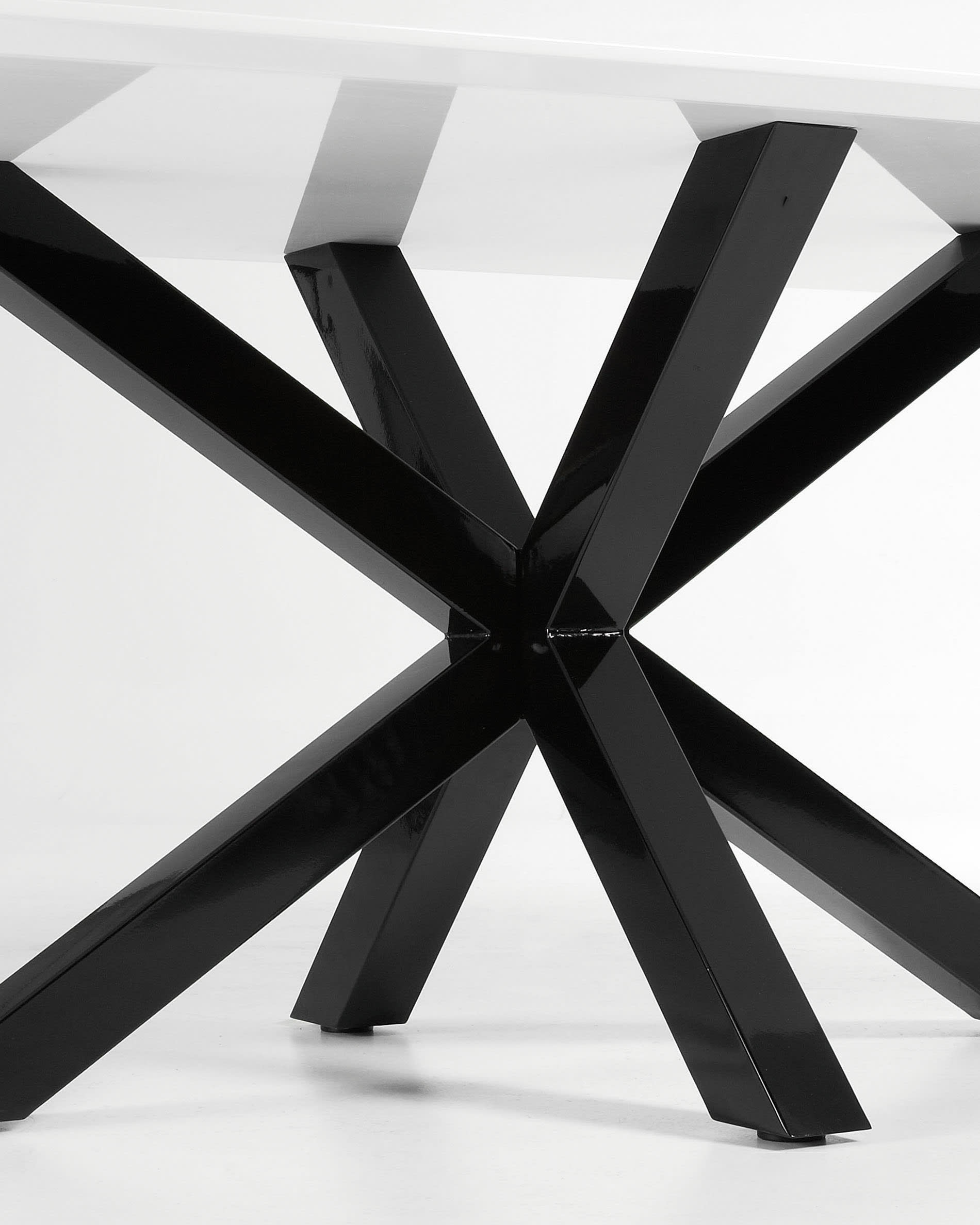 Eleganter Tisch Argo von Kave Home: Weiße Melamin-Oberfläche, stabile schwarze Stahlbeine, 200x100 cm, perfekt für gesellige Anlässe und stilvolle Einrichtung.