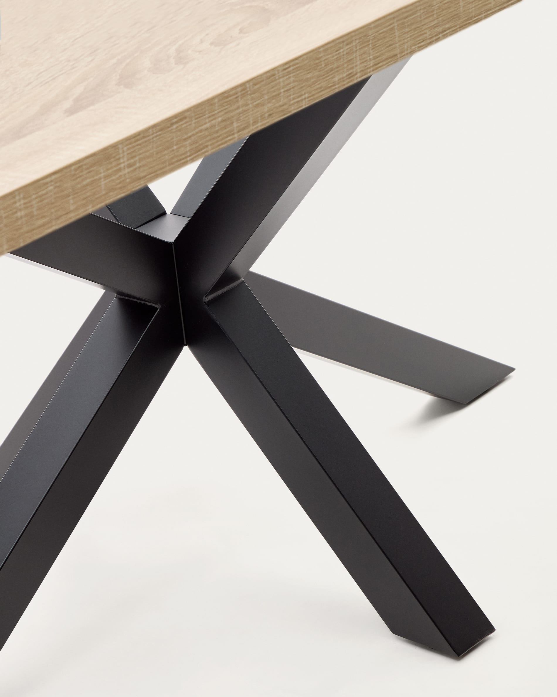 Erleben Sie den Tisch Argo von Kave Home: 200x100 cm, pflegeleichte Melamin-Oberfläche, robuste Stahlbeine in elegantem Schwarz. Perfekt für gesellige Abende!