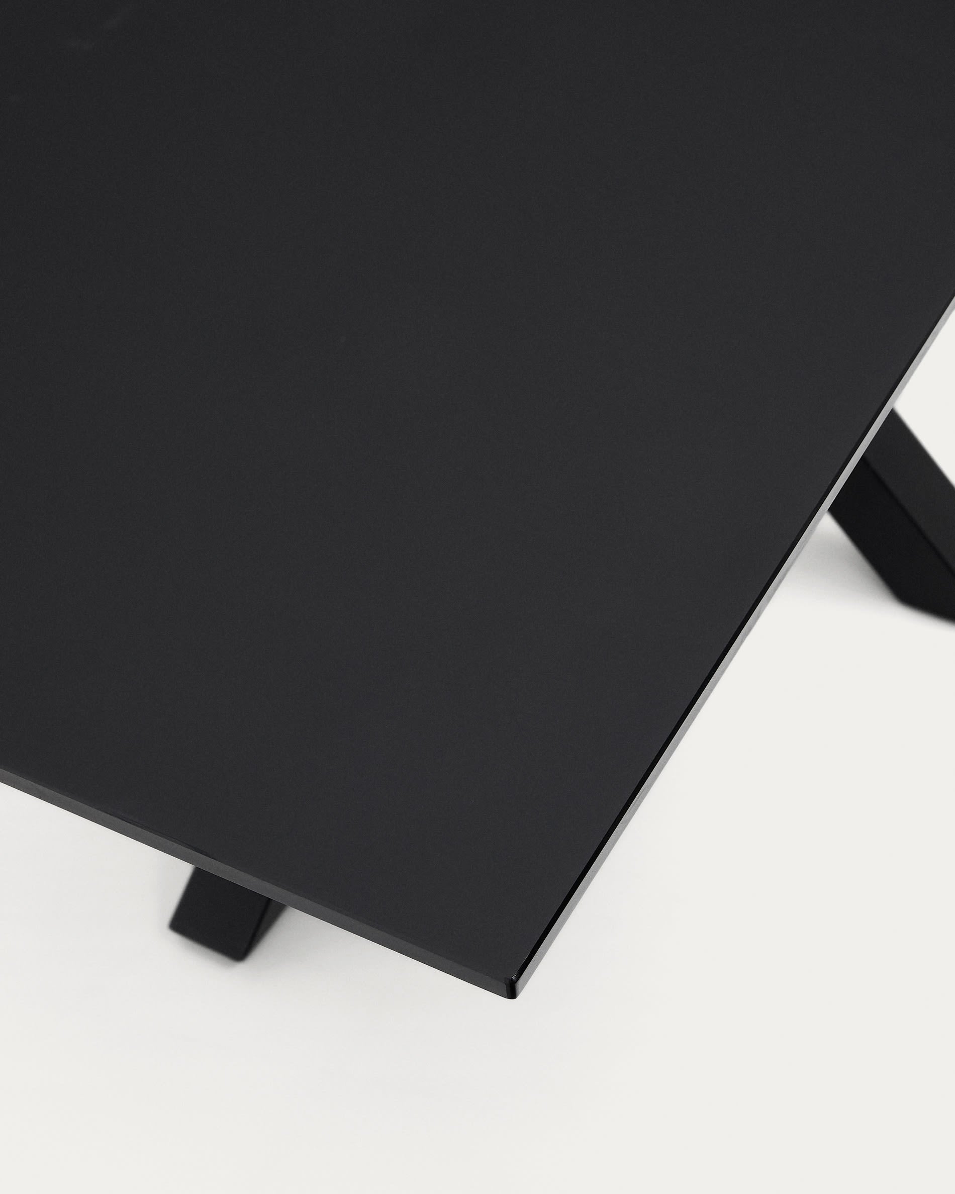 Eleganter Argo Tisch aus schwarzem Glas und robusten Stahlbeinen, 180 x 90 cm. Ideal für stilvolle Esszimmer und gesellige Runden.