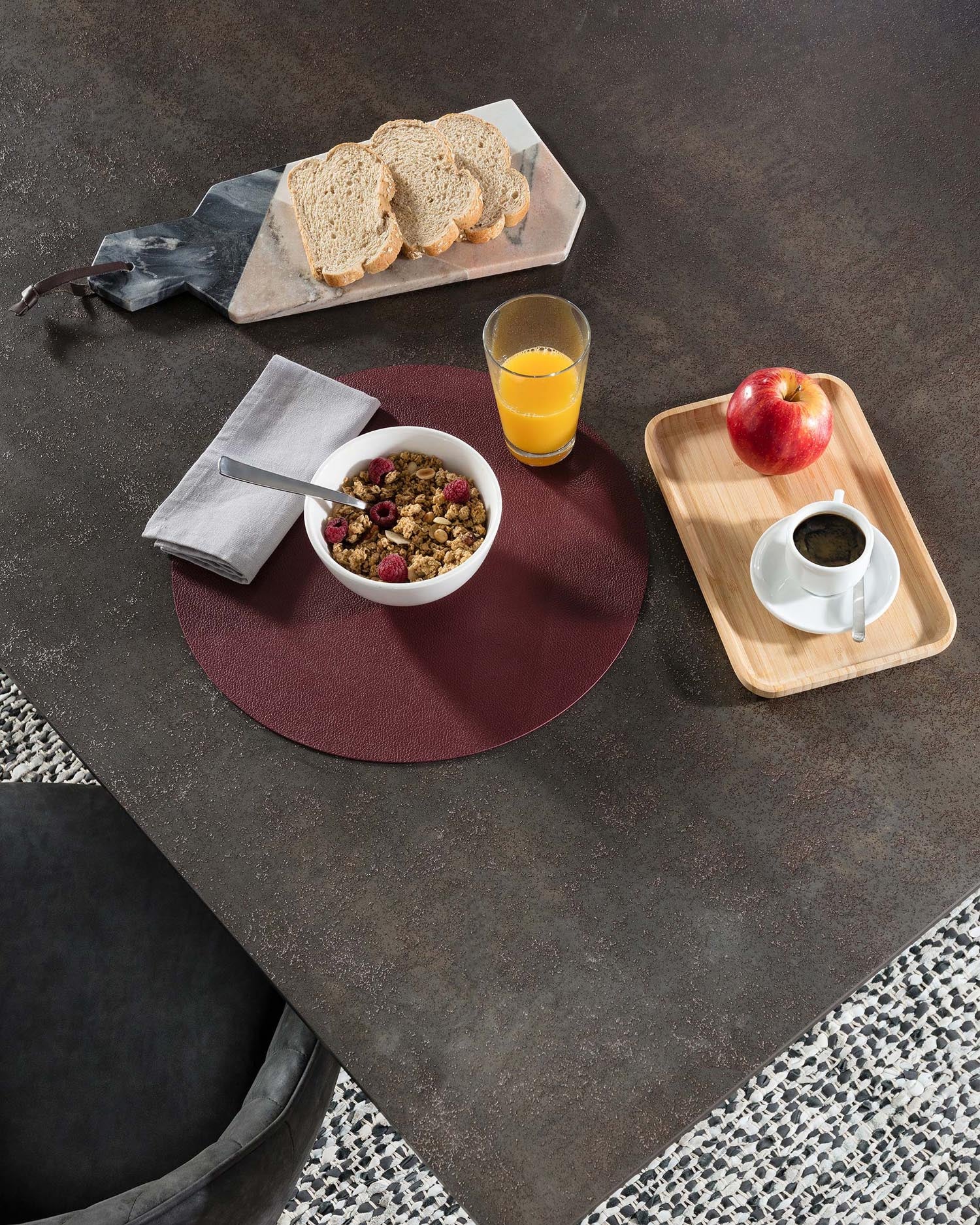 Eleganter Tisch Argo: Iron Moss-Porzellanplatte, schwarze Stahlbeine, 180x100 cm, modernes Design, robust und stilvoll von Kave Home.