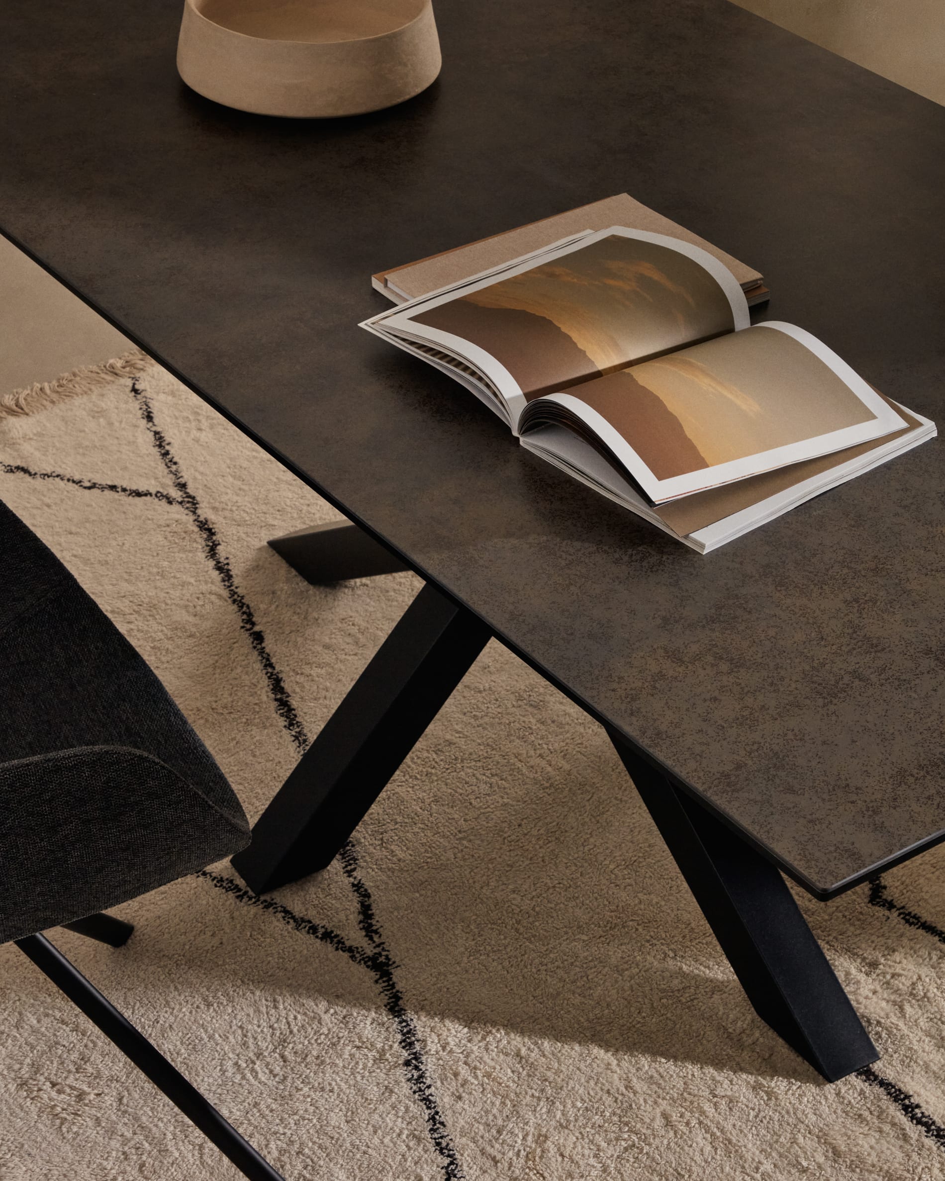 Eleganter Tisch Argo: Iron Moss-Porzellan, schwarze Stahlbeine, 180x100 cm. Perfekt für stilvolle Zusammenkünfte.