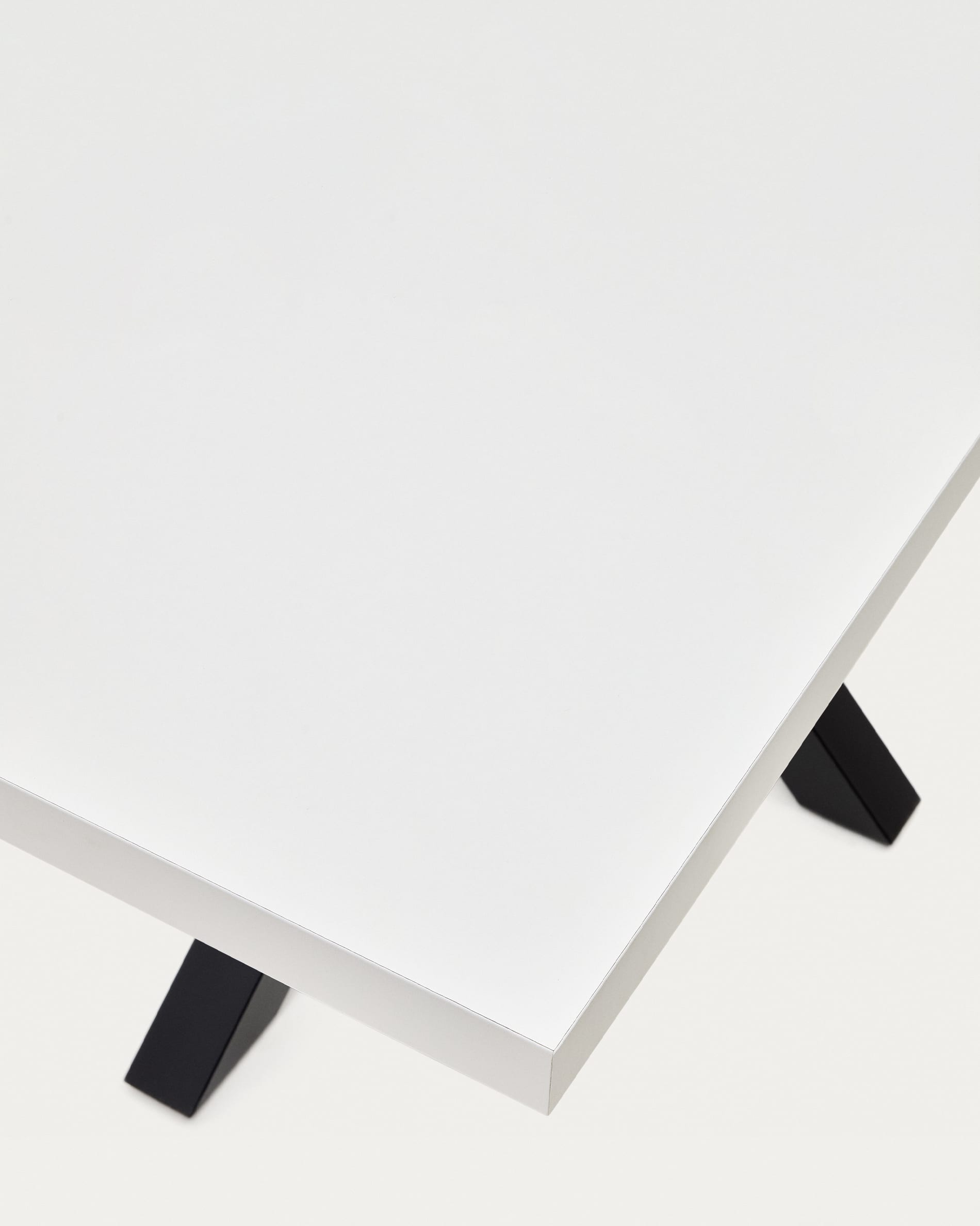 Tisch Argo von Kave Home: Moderner Esstisch mit weißer Melaminoberfläche und stabilen Stahlbeinen in Schwarz, 180 x 100 cm, perfekt für gesellige Abende.