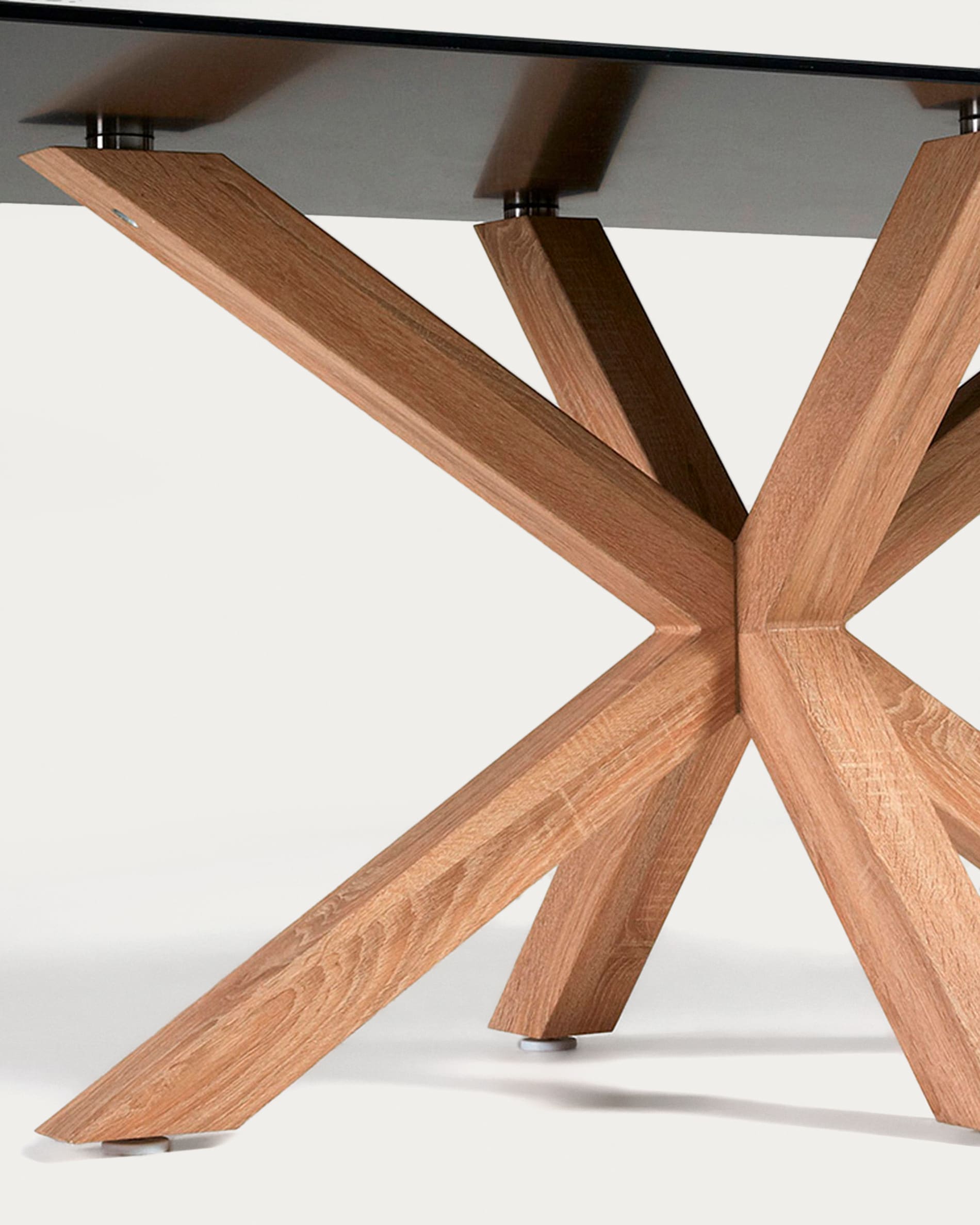 Moderner Argo Tisch von Kave Home: 200x100 cm, schwarze Glasplatte, stabile Stahlbeine in Holzoptik – ideal für gesellige Abende.