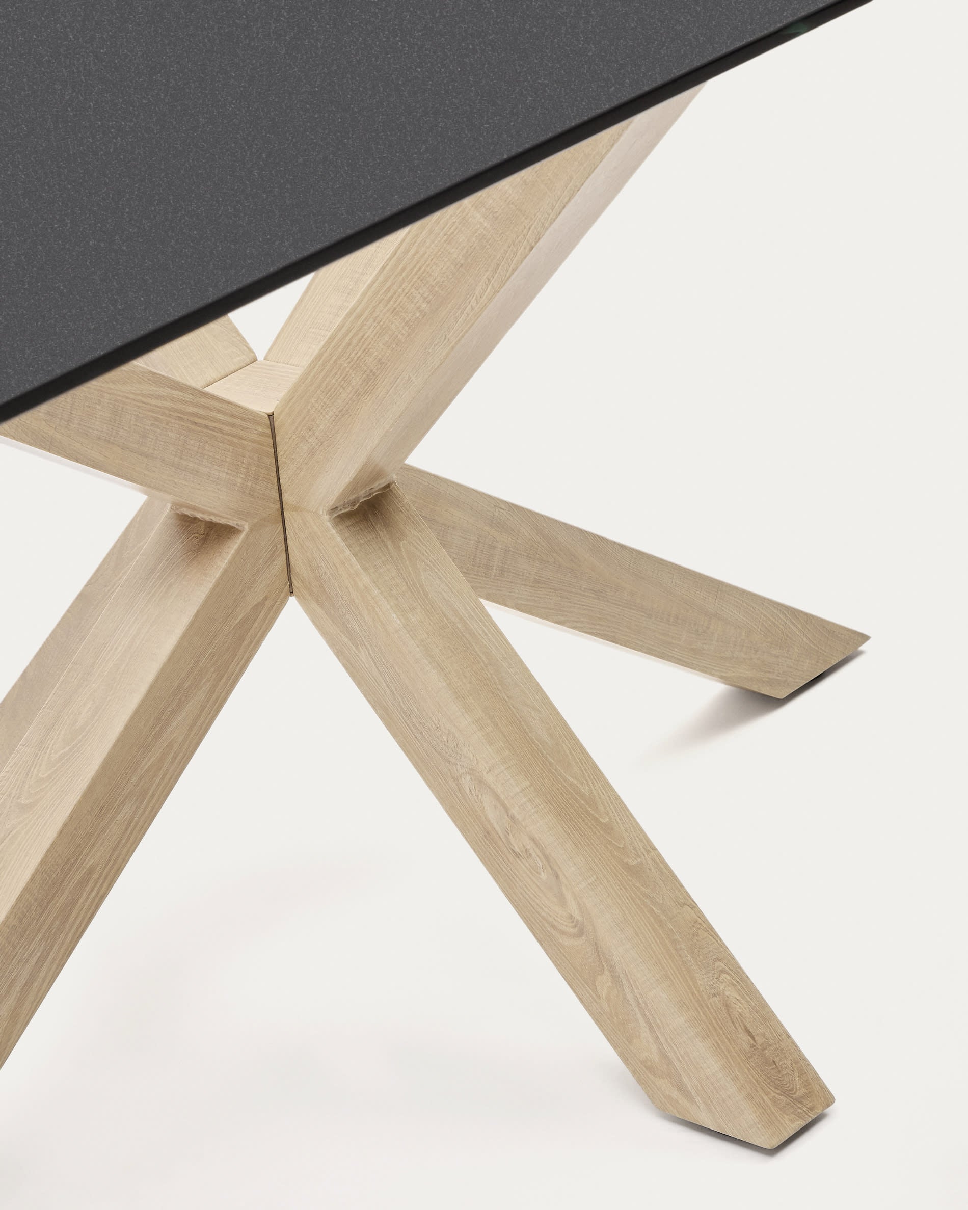 Eleganter Argo Tisch von Kave Home: 200x100 cm, mit stilvoller schwarzer Glasplatte und robusten Stahlbeinen in Holzoptik – perfekt für Ihr Esszimmer.