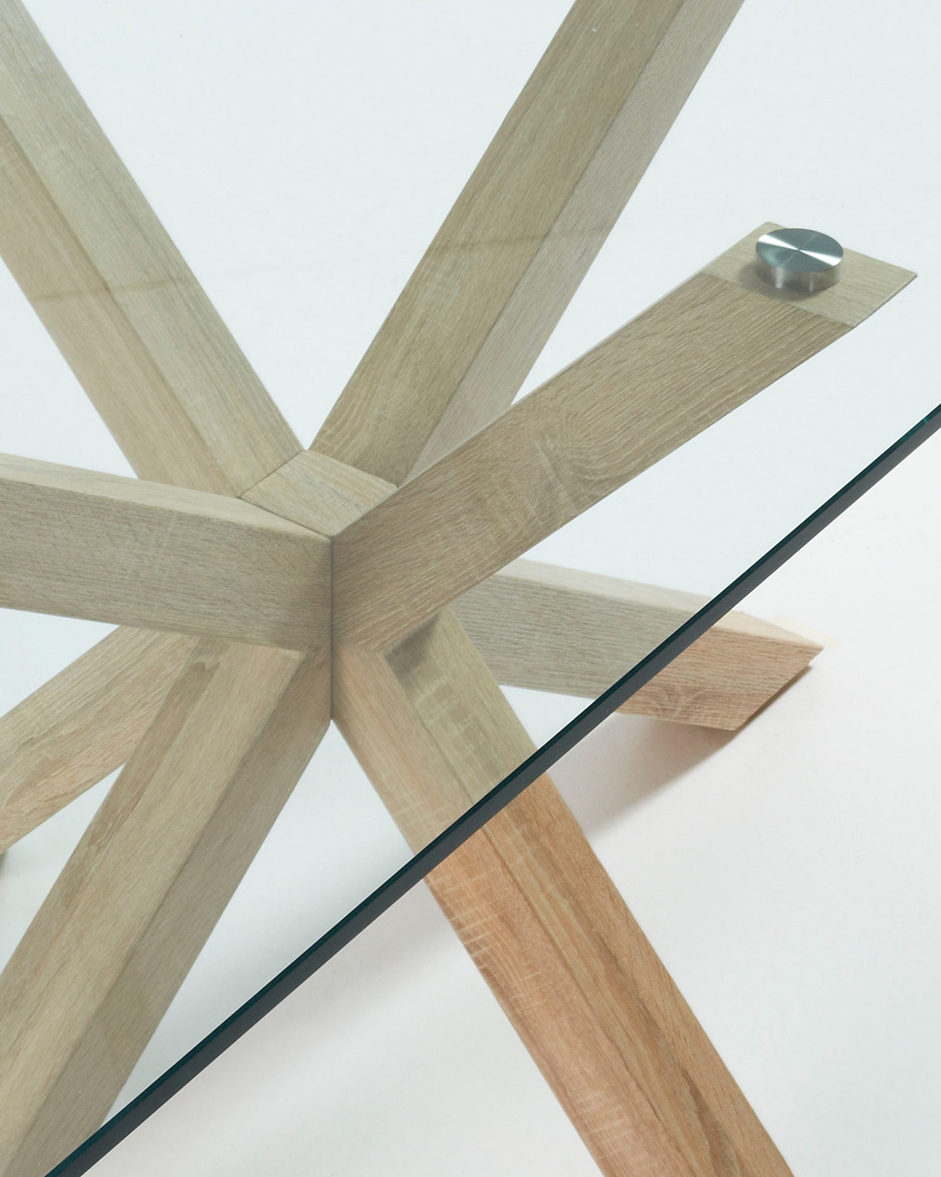 Moderner Argo Tisch von Kave Home: 200x100 cm, elegante Glasoberfläche und stabile Stahlbeine in Holzoptik für gesellige Essmomente.