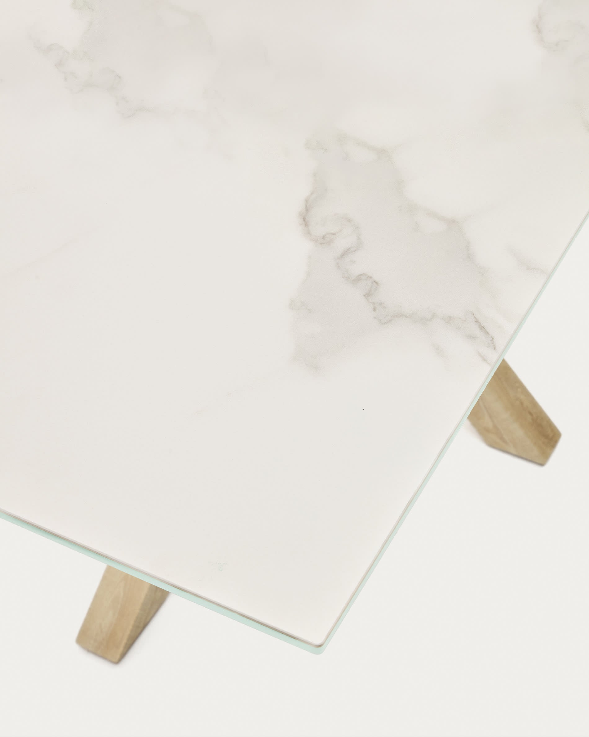 Entdecken Sie den Argo Tisch von Kave Home: 200 x 100 cm, mit eleganter Feinsteinzeugplatte und robusten Stahlbeinen im Holzeffekt – ideal für stilvolle Esszimmer.