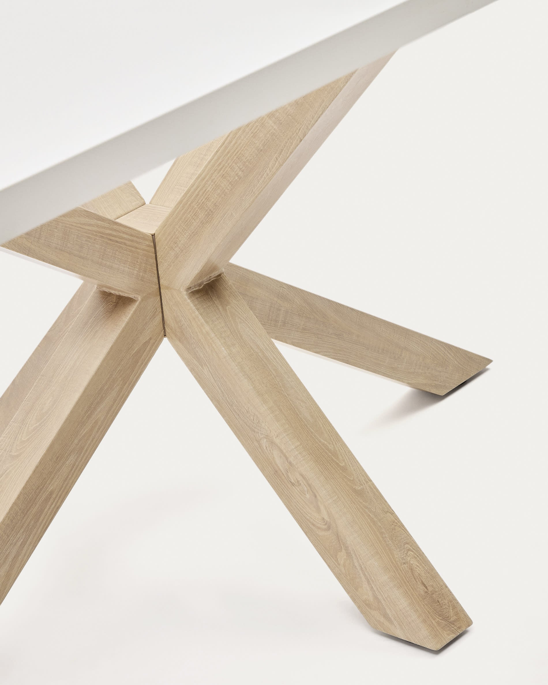 Entdecken Sie den Tisch Argo von Kave Home: Eleganter Esstisch mit pflegeleichter Melaminoberfläche und robusten Stahlbeinen in Holzoptik, ideal für jeden Anlass.