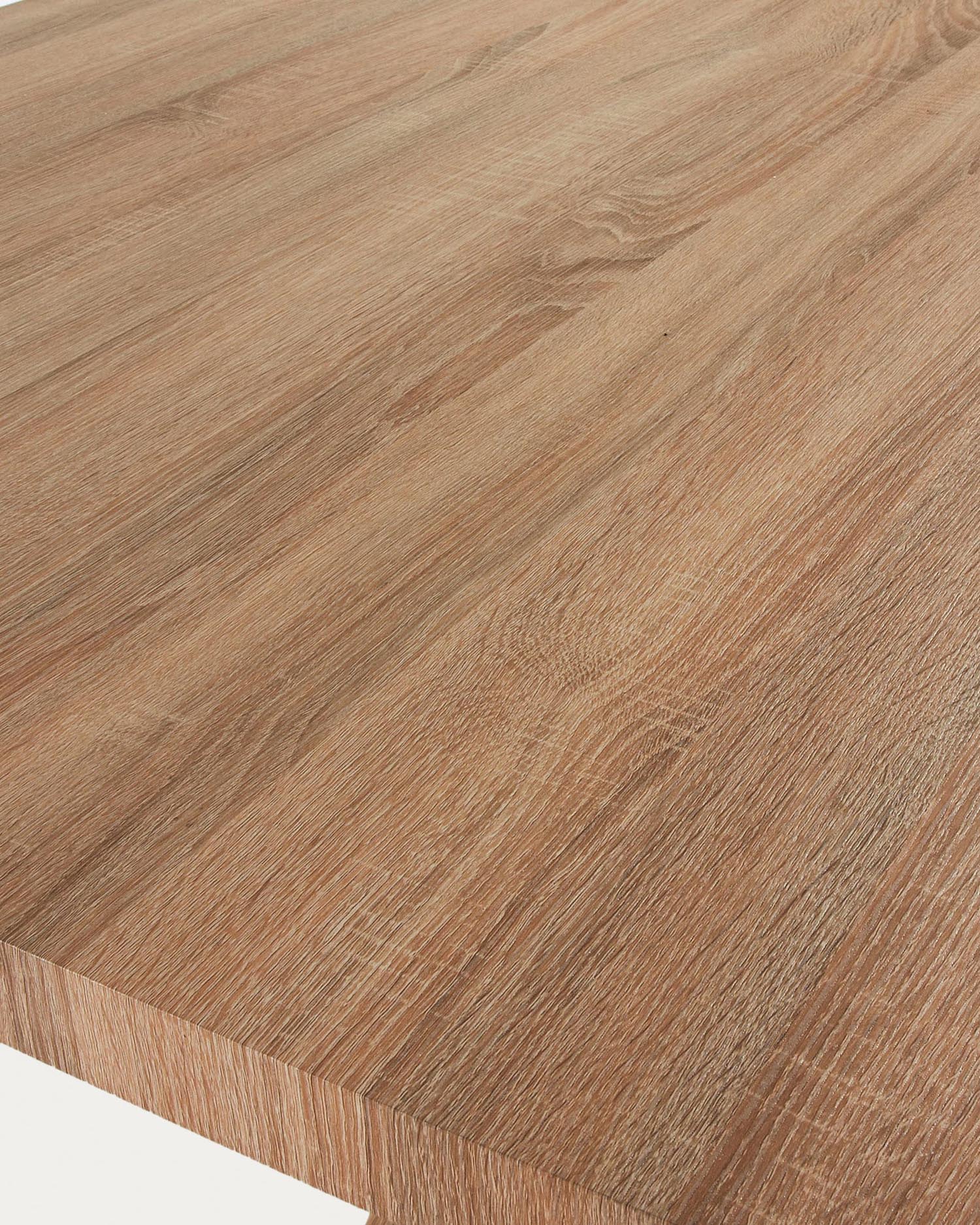 Erleben Sie den Tisch Argo von Kave Home: 200x100 cm, mit natürlicher Melamin-Oberfläche und stabilen Stahlbeinen in Holzoptik für Ihr Zuhause.