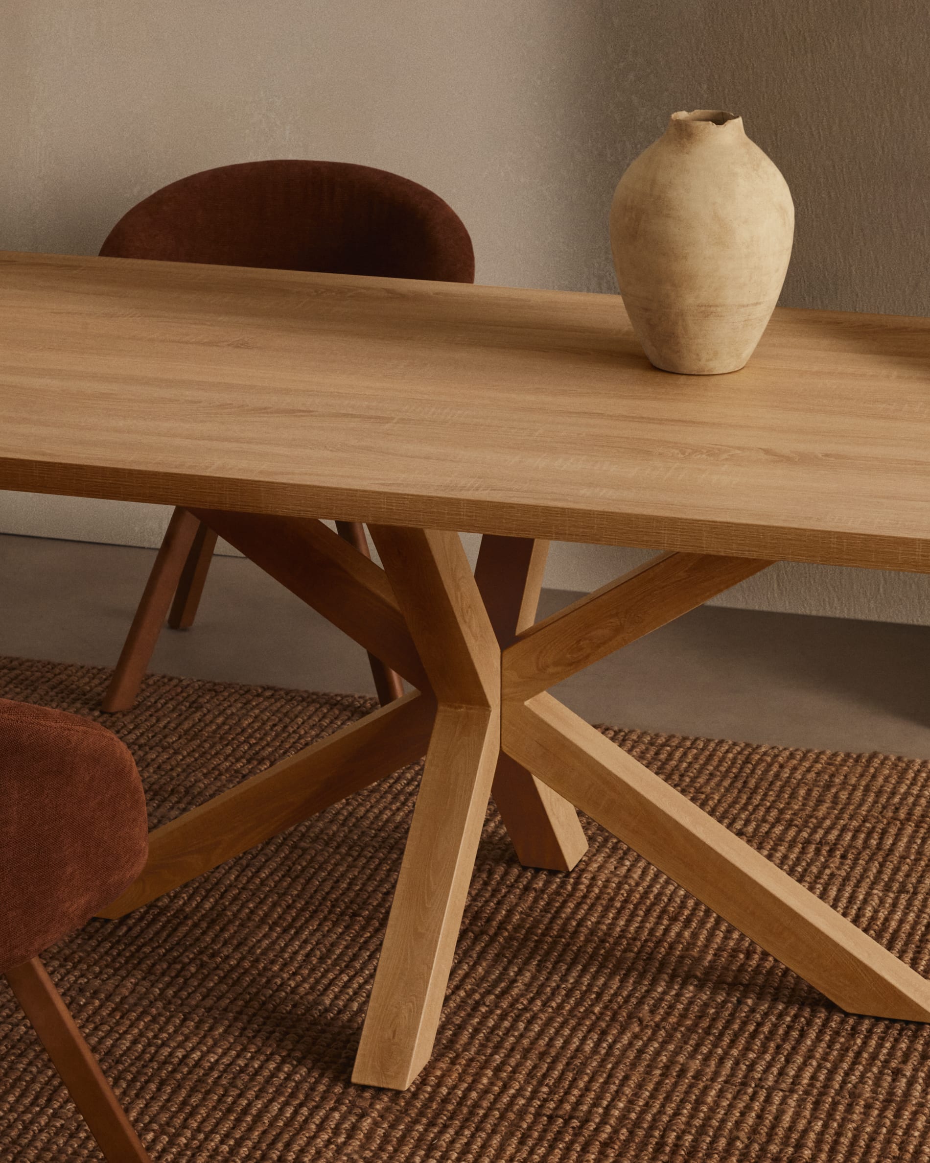 Eleganter Tisch Argo, 200x100 cm, mit natürlicher Melaminoberfläche und Stahlbeinen in Holzoptik, ideal für moderne Wohnräume.