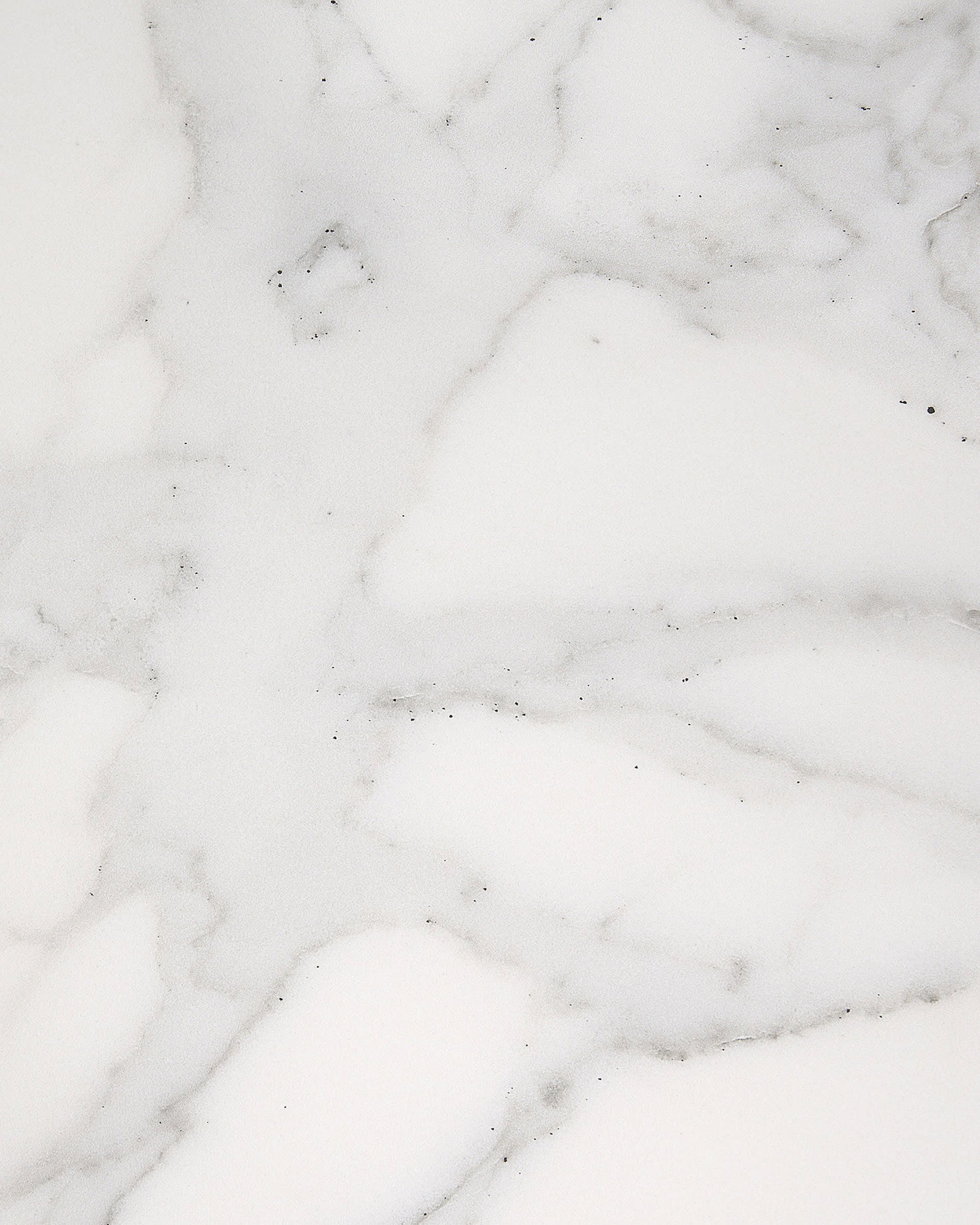 Entdecken Sie den Tisch Argo von Kave Home: Elegante Kalos-Porzellanplatte und robuste Stahlbeine in Holzoptik, ideal für gesellige Anlässe.