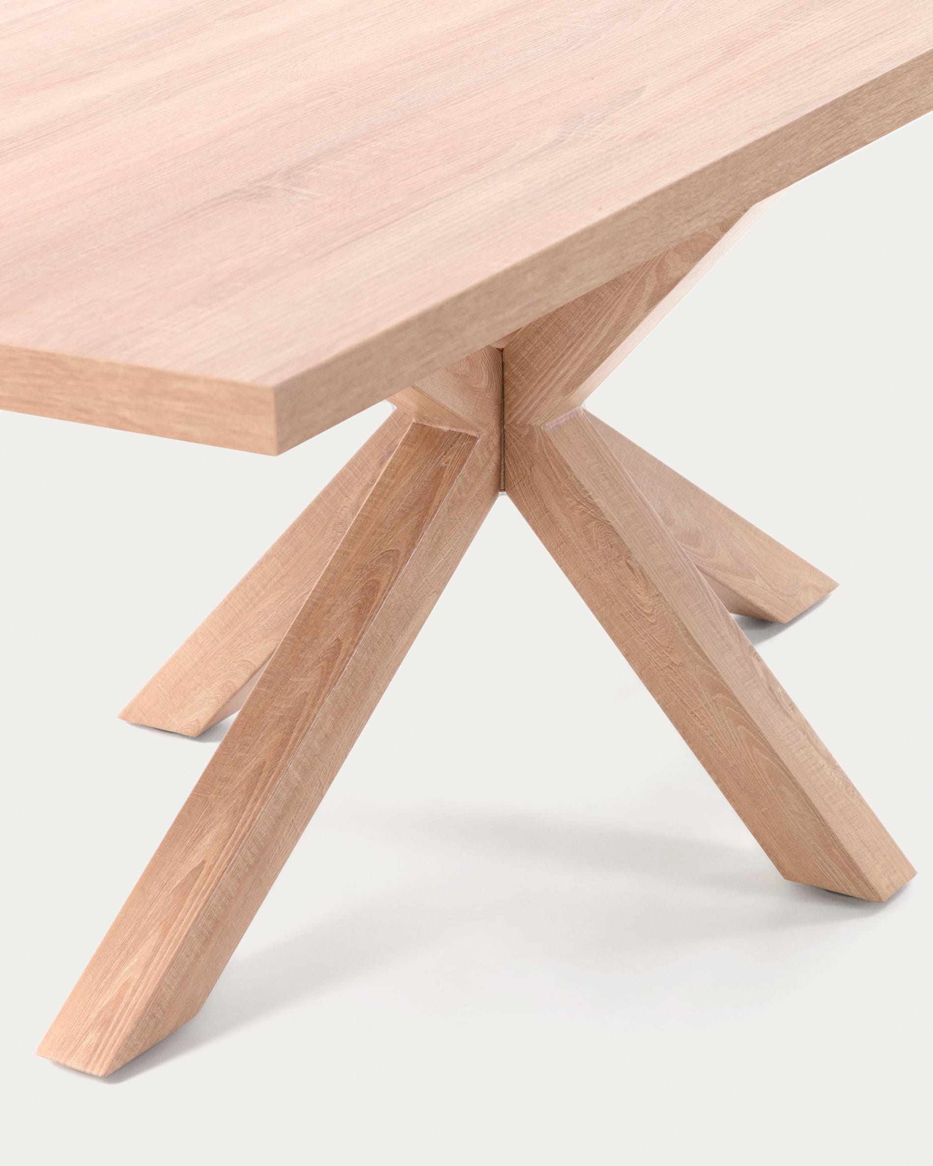 Erleben Sie den eleganten Tisch Argo von Kave Home: 180 x 100 cm, mit natürlicher Melamin-Oberfläche und robusten Stahlbeinen in Holzoptik.