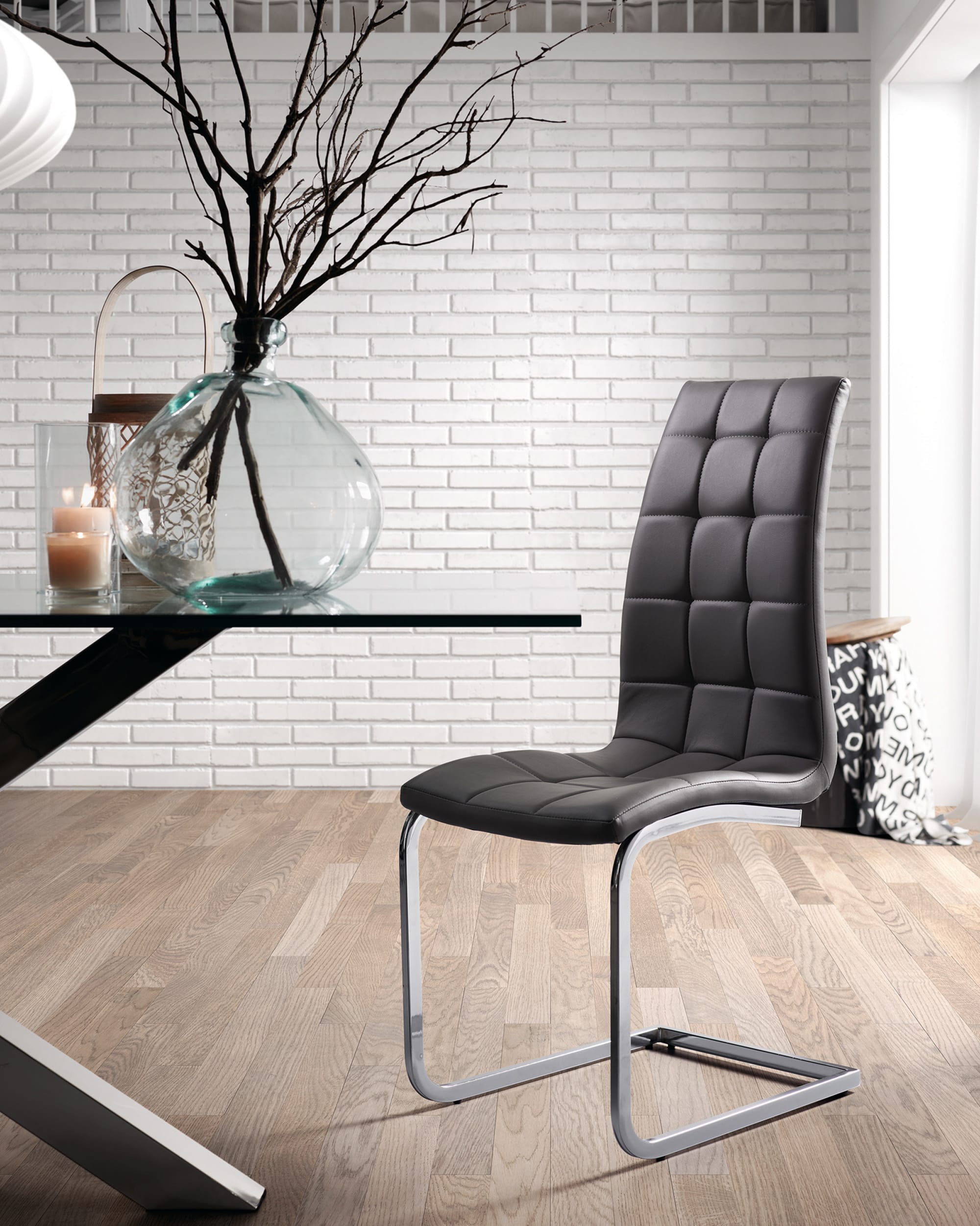 Der Argo Tisch von Kave Home vereint modernes Design mit Funktionalität: Glasplatte und Edelstahlbeine für stilvolle Dinner.