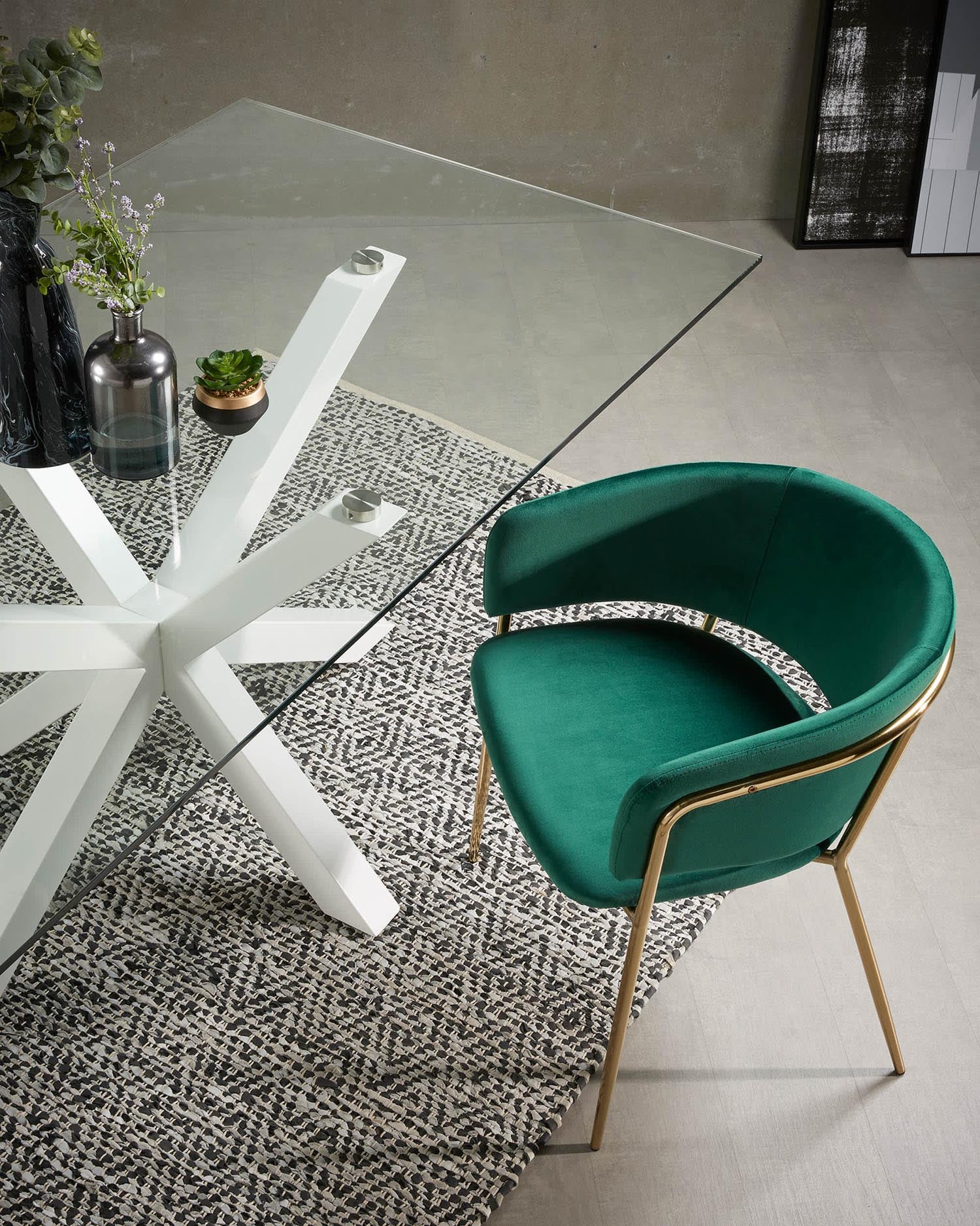 Moderner Argo Tisch mit Glasplatte und weissen Stahlbeinen, 160x90 cm, ideal für stilvolle Wohn- und Essbereiche.