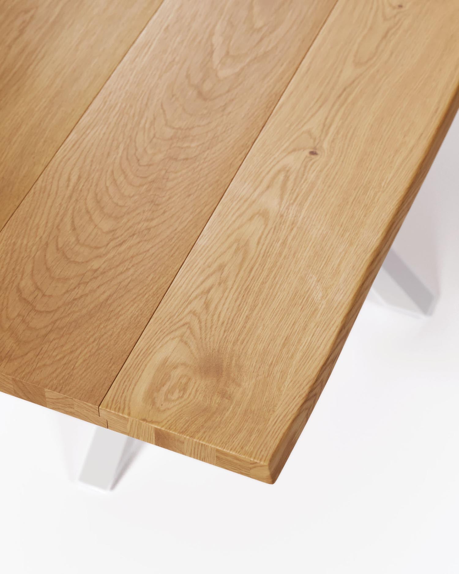 Entdecken Sie den Argo Esstisch von Kave Home: 160 x 90 cm, elegantes Eichenfurnier und stilvolle weiße Stahlbeine – ideal für unvergessliche Momente.