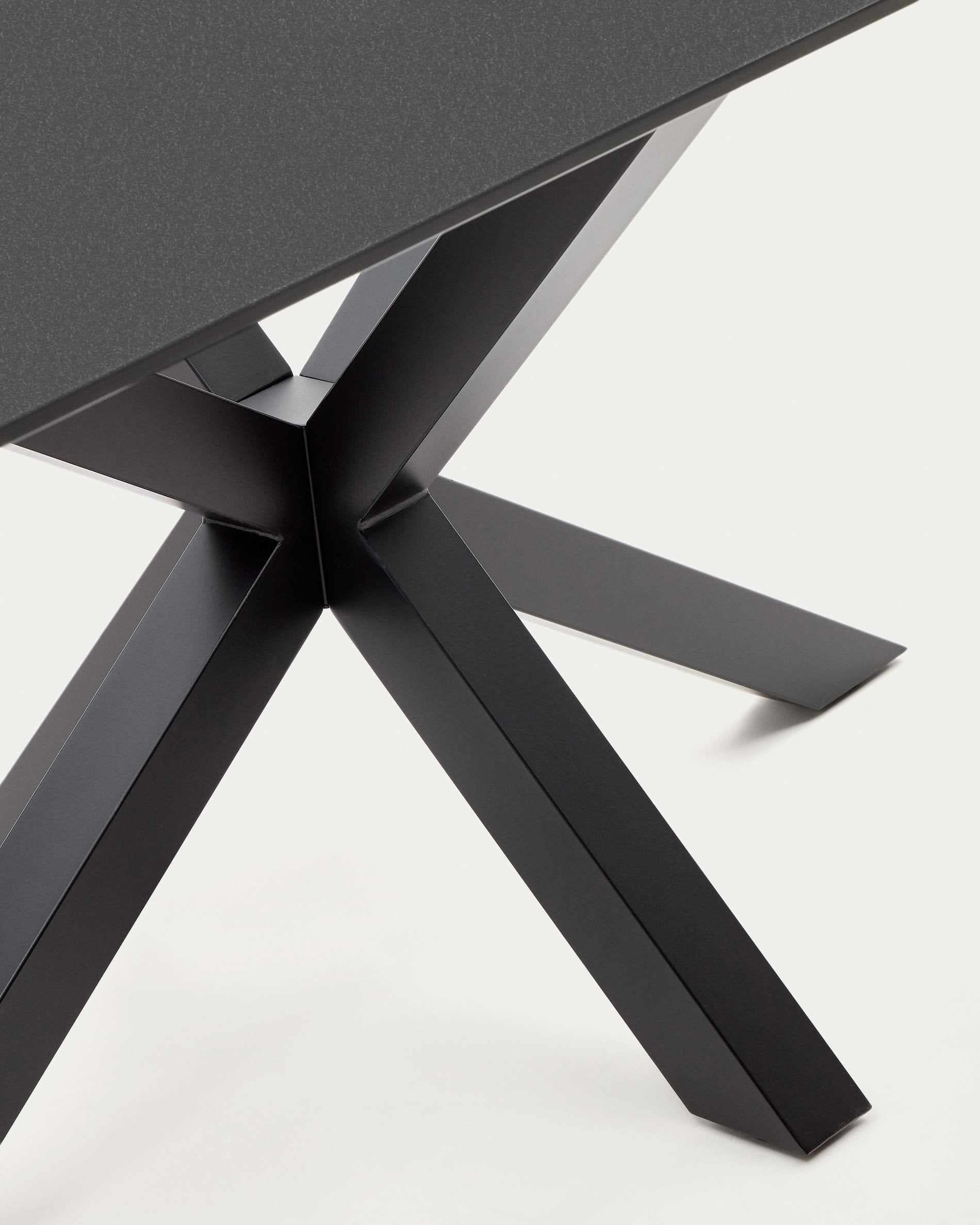 Moderner Argo Tisch mit schwarzer Glasplatte und stabilen Stahlbeinen, 160 x 90 cm, ideal für stilvolle Esszimmer und gesellige Runden.