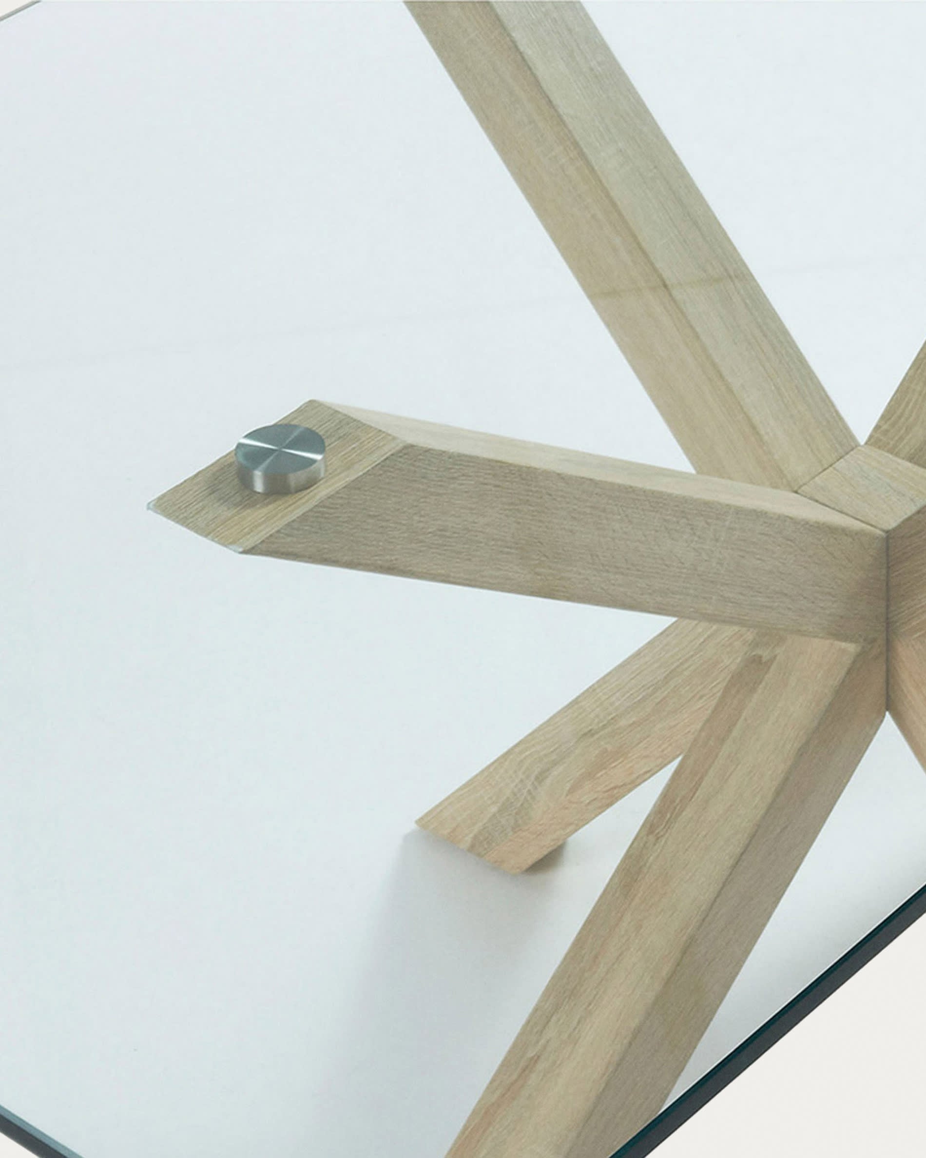 Der Argo Tisch von Kave Home kombiniert eine elegante Glasplatte mit stabilen Stahlbeinen in Holzoptik. Ideal für gesellige Runden und stilvolle Essbereiche.