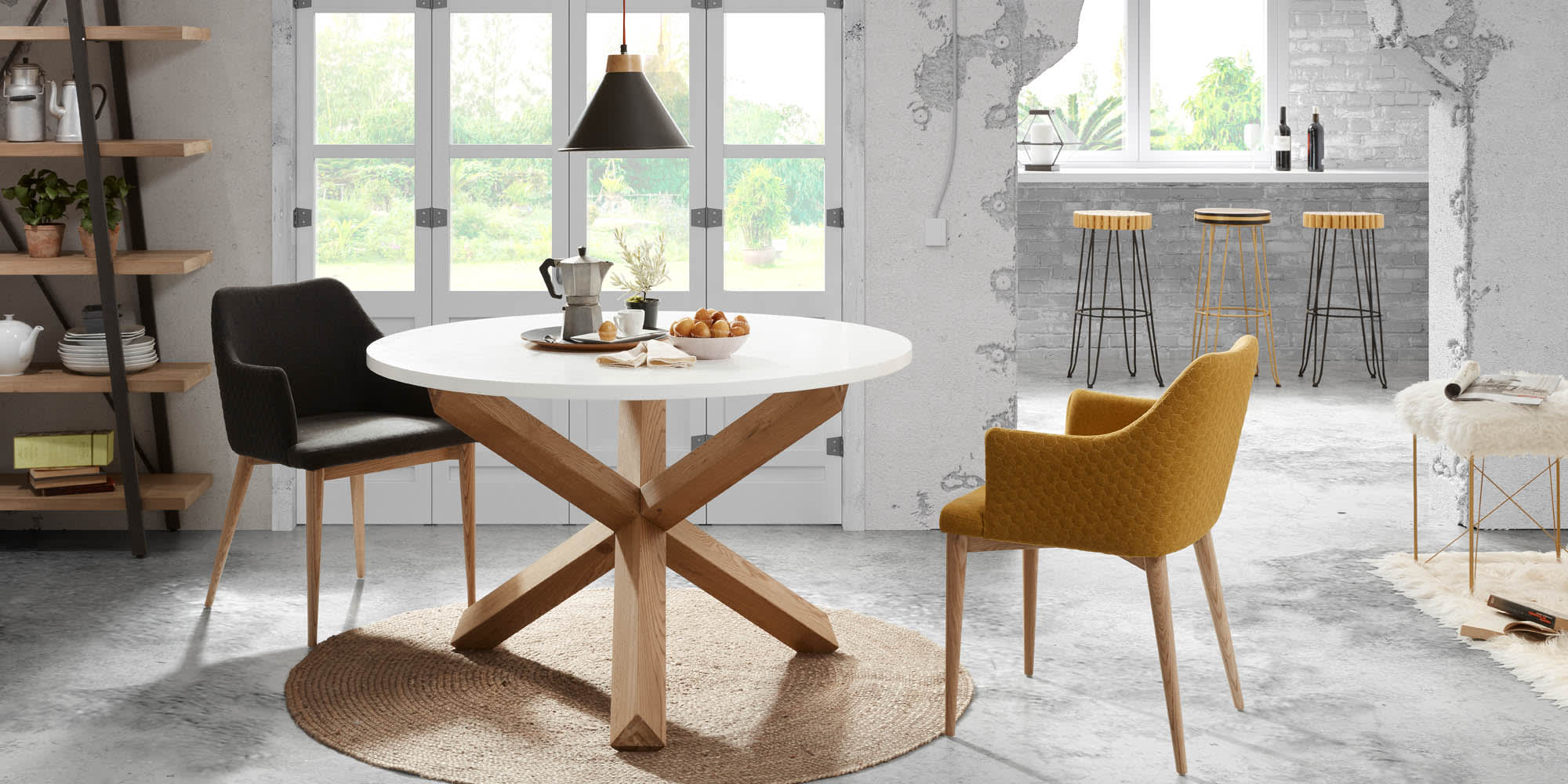 Eleganter runder Tisch mit weisser MDF-Platte und stabilen Eichenbeinen, ideal für moderne Wohnräume.