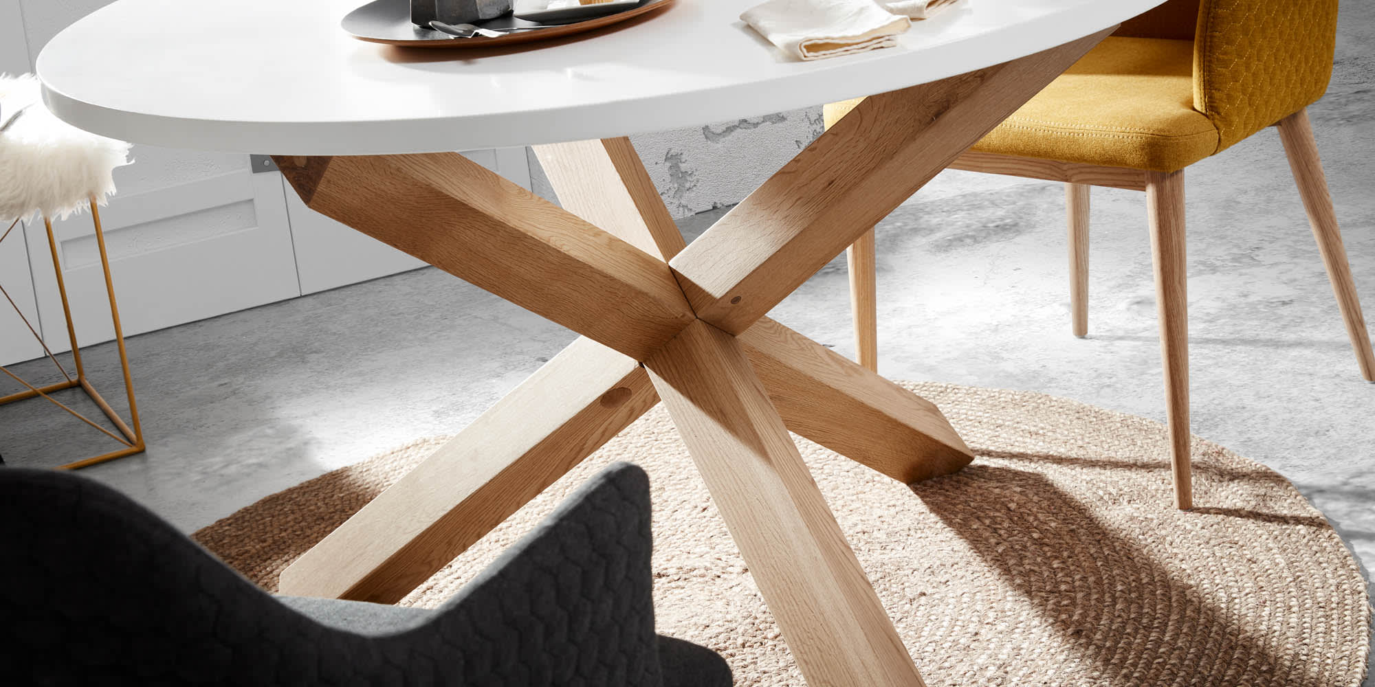 Runder Esstisch Lotus Ø 120 cm, weisse MDF-Tischplatte, massive Eichenholzbeine, modernes Design, ideal für stilvolle Räume.