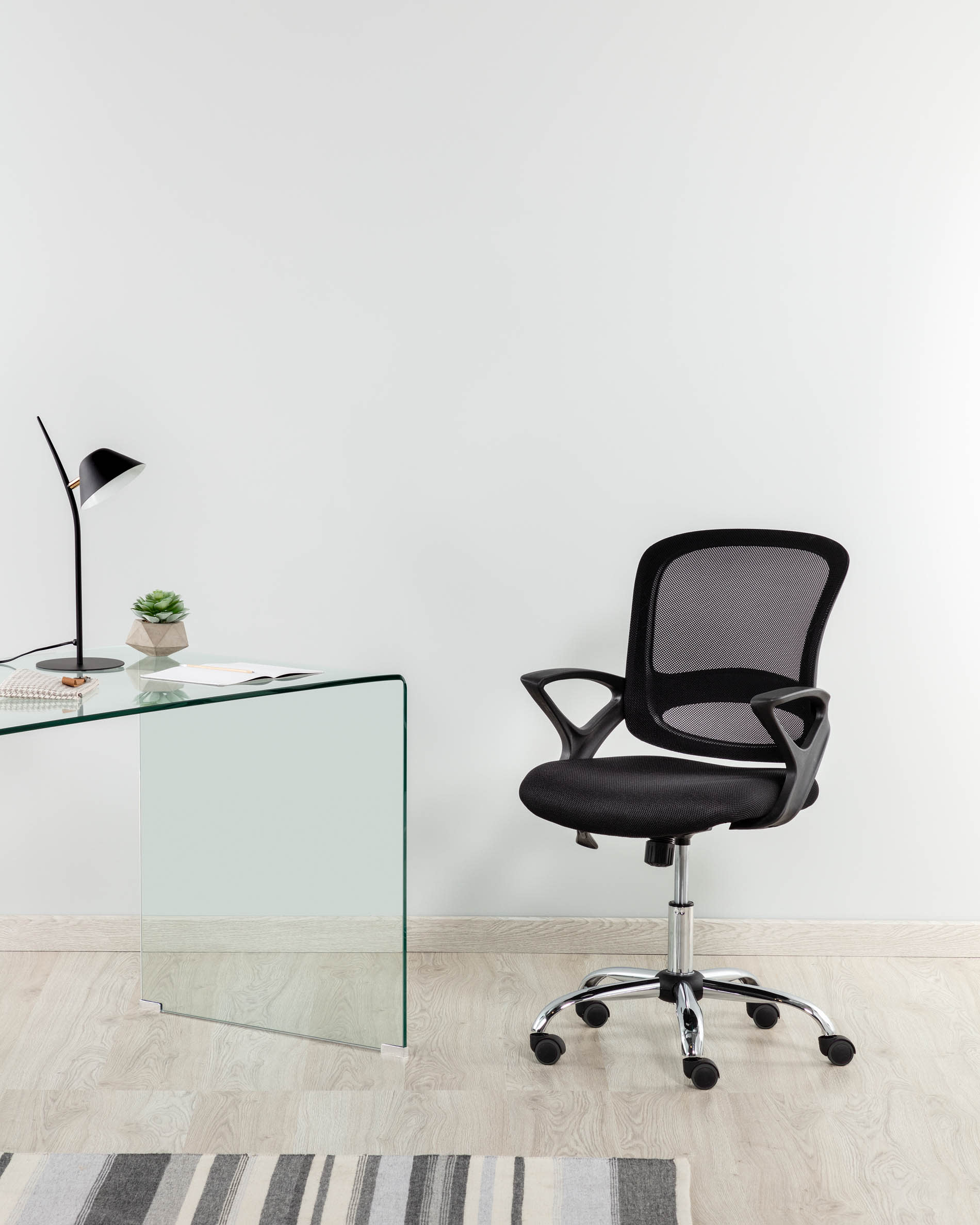 Moderner Glastisch Burano 125x70 cm von Kave Home, ideal für stilvolle Räume, mit hochwertigem Design und langlebiger Verarbeitung.