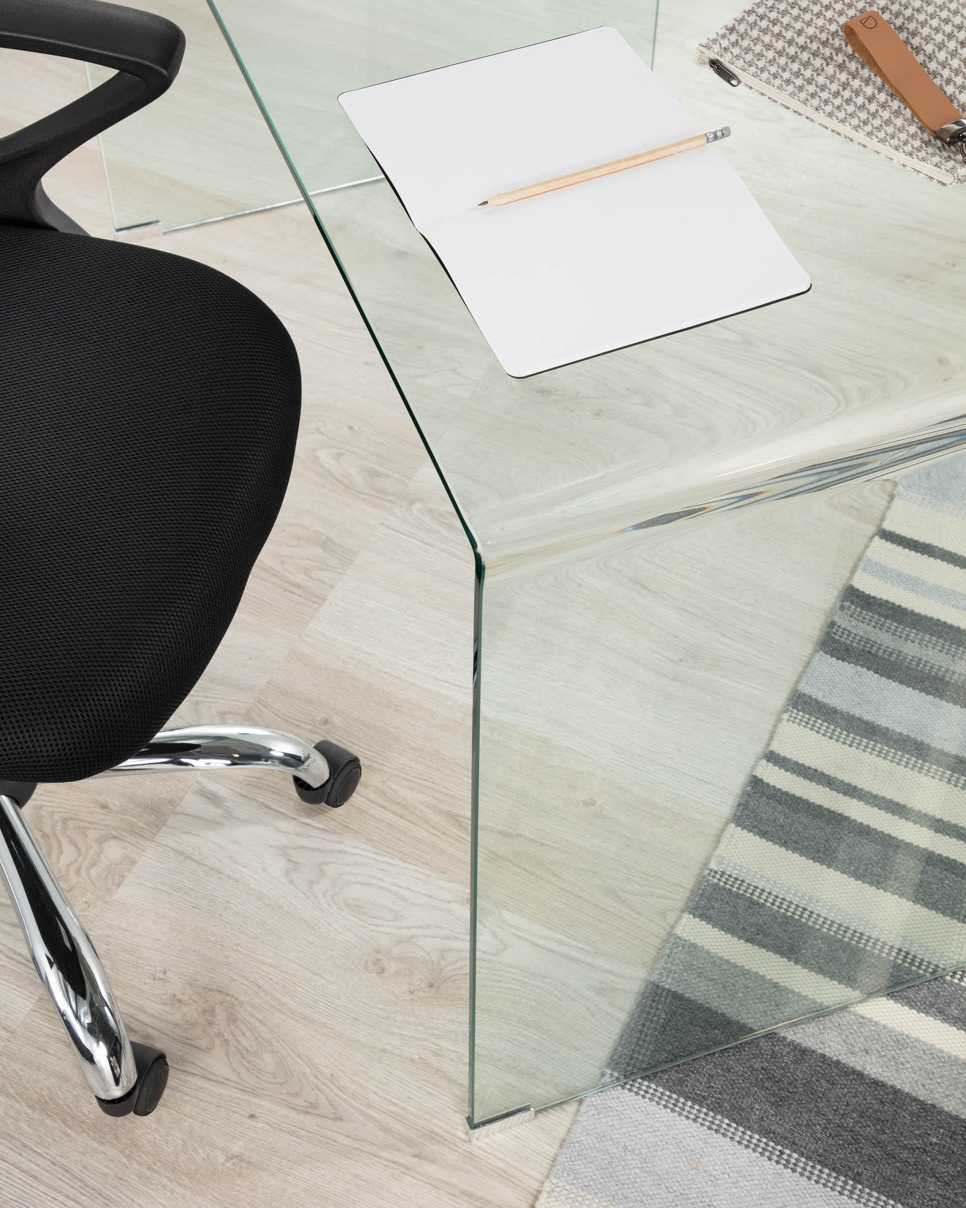 Eleganter Glastisch Burano 125x70 cm von Kave Home, perfekt für moderne Räume, mit zeitlosem Design und robuster Qualität.