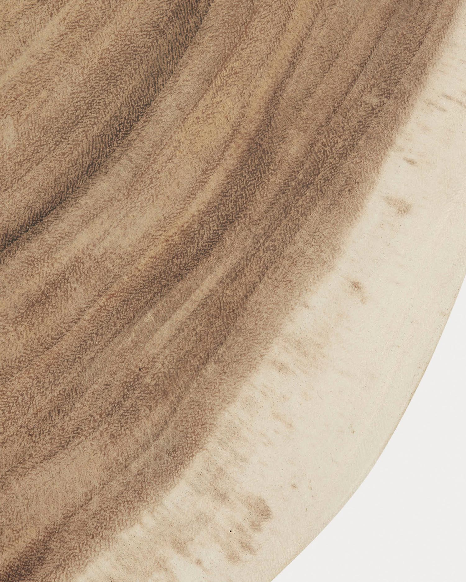 Erleben Sie den Wellcres Beistelltisch Ø 65 cm von Kave Home – ein elegantes Möbelstück aus langlebigem Munggurholz, perfekt für Garten und Terrasse.