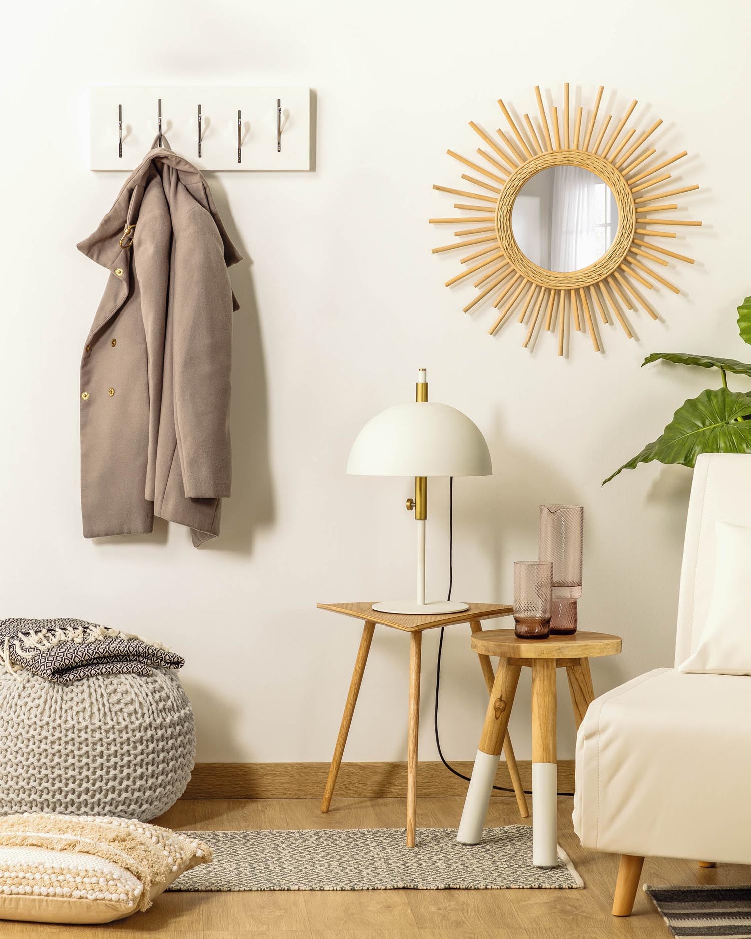 Der Brocsy Hocker von Kave Home vereint stilvolles Design mit praktischer Funktion, perfekt für moderne Wohnkonzepte.