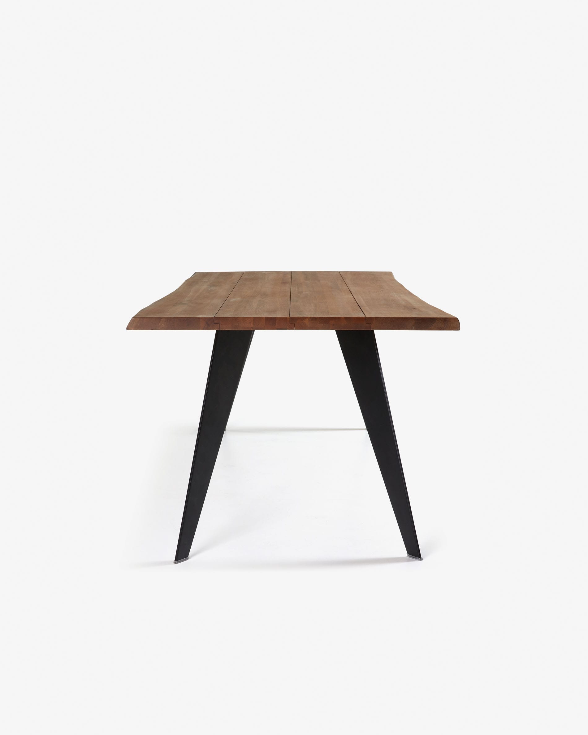 Moderner Koda Tisch mit antikem Eichenfurnier und schwarzen Stahlbeinen, 180x100 cm, perfekt für stilvolle Ess- und Wohnbereiche.