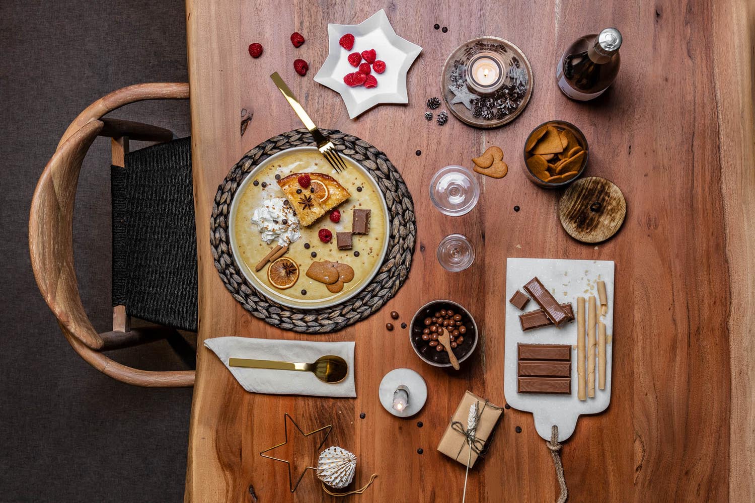 Eleganter Koda Tisch aus Eichenfurnier mit Antikfinish, robusten schwarzen Stahlbeinen, 180x100 cm, ideal für stilvolle Räume.