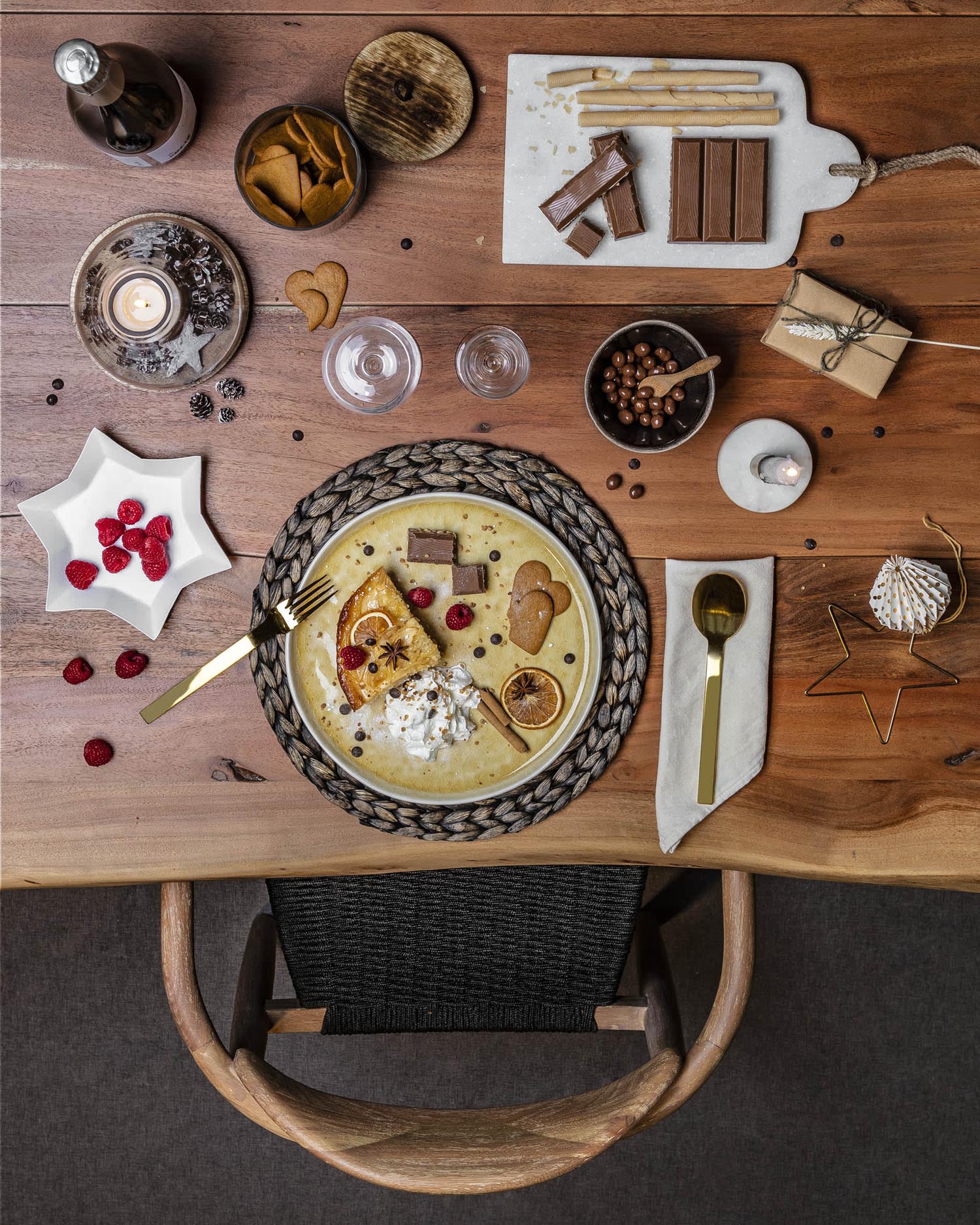 Moderner Koda Tisch mit Eichenfurnier in Antikoptik, stabilen schwarzen Stahlbeinen, 180x100 cm, perfekt für zeitgemässe Wohnräume.