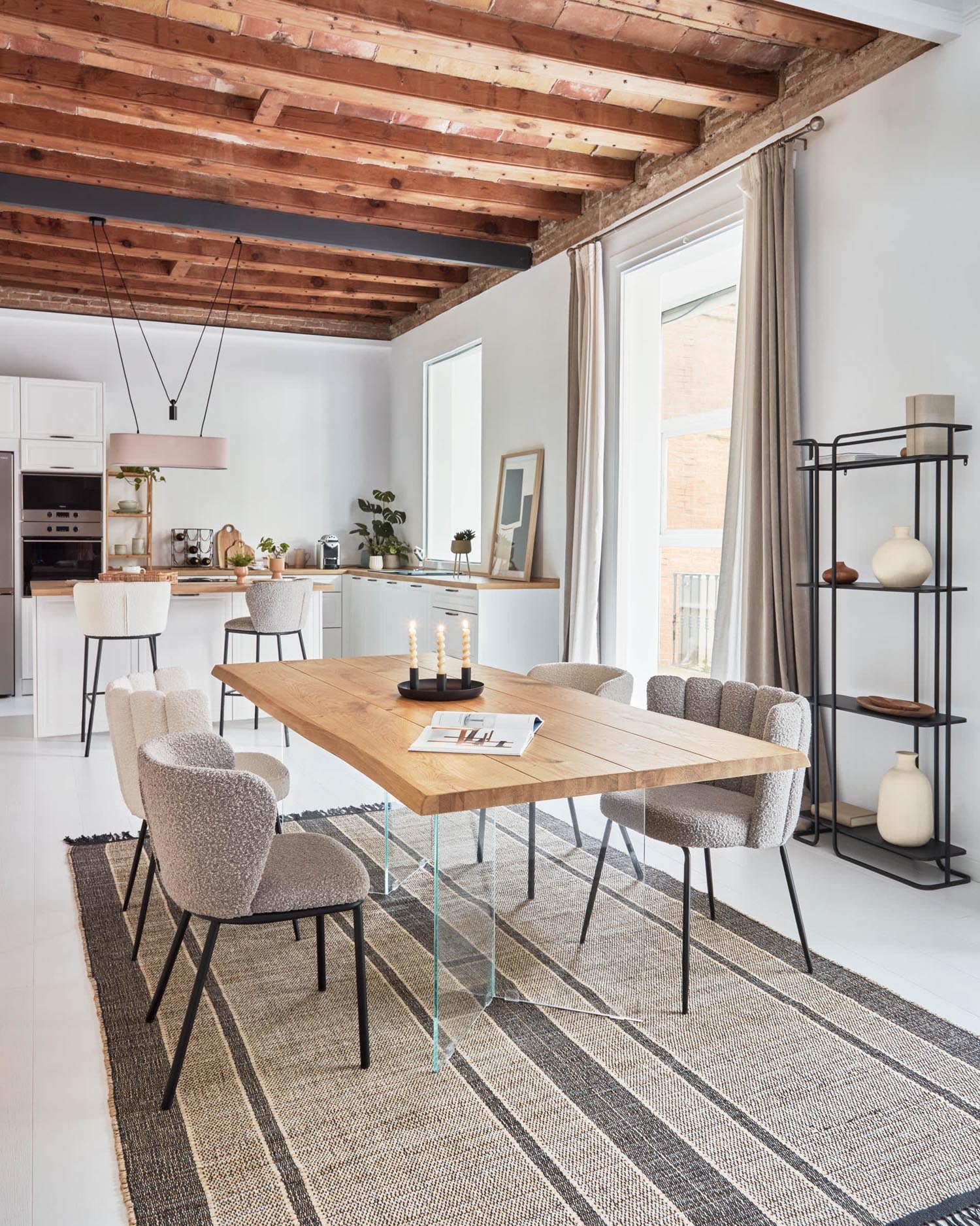 Stilvoller Lotty Tisch von Kave Home, 220 x 100 cm, aus Eichenfurnier mit natürlichem Finish und eleganten Glasbeinen – ideal für gesellige Esszimmer.