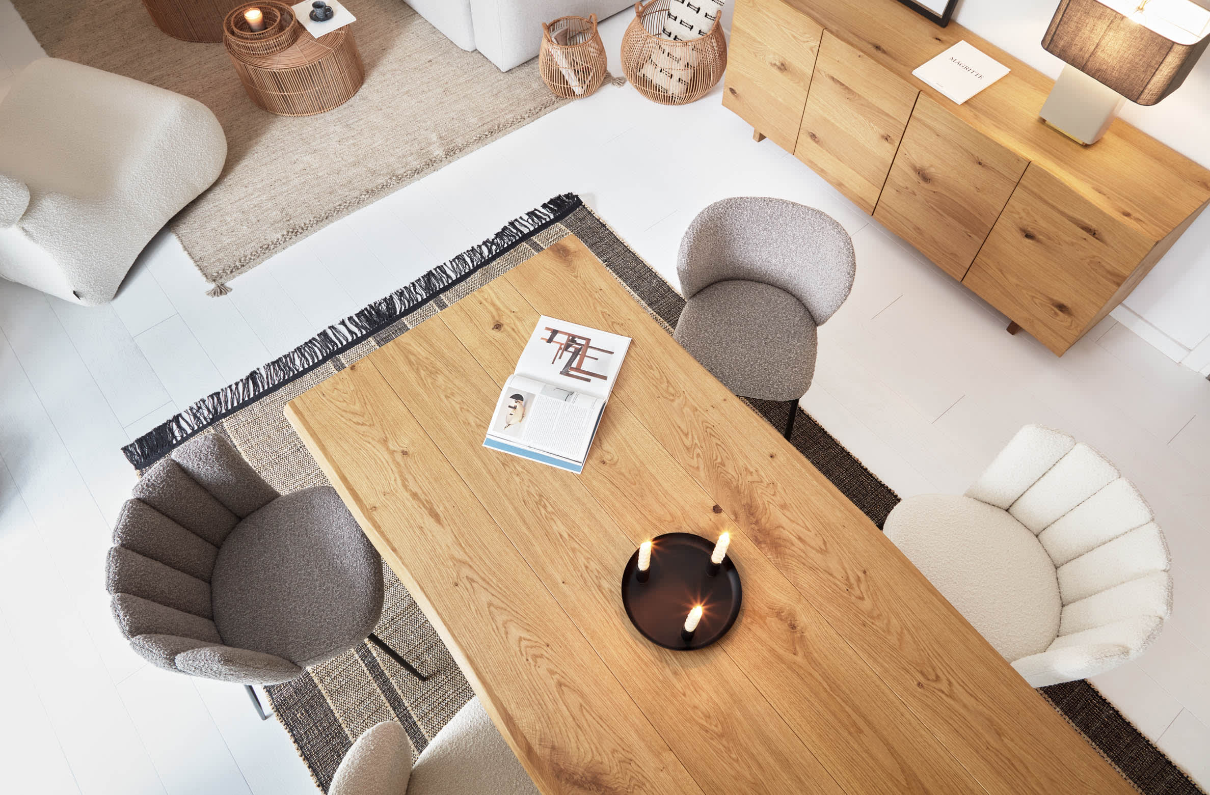 Eleganter Lotty Tisch von Kave Home, 220 x 100 cm, aus hochwertigem Eichenfurnier mit natürlichem Finish und schwebenden Glasbeinen – perfekt für Ihr Esszimmer.