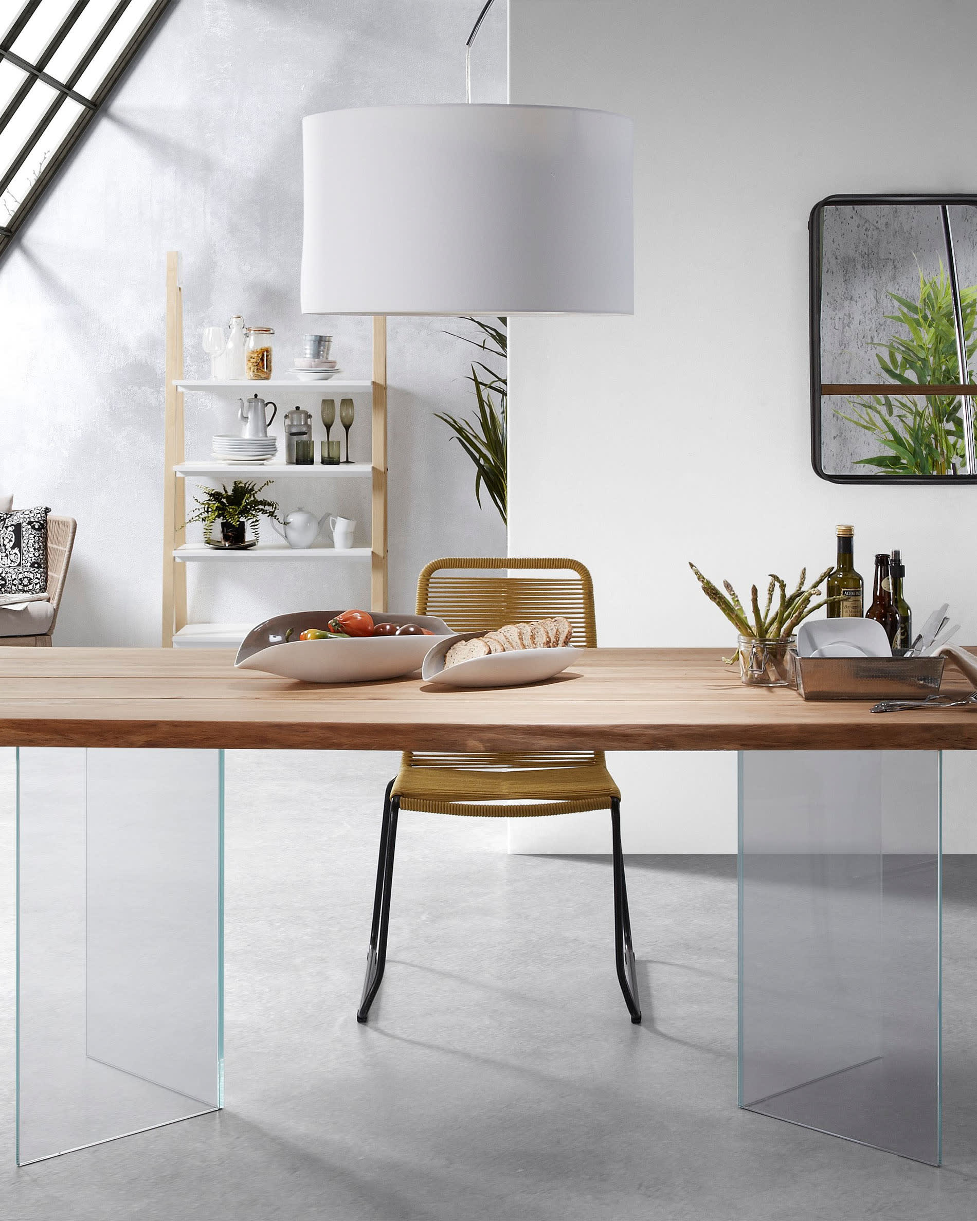 Eleganter Lotty Tisch mit Eichenfurnier, natürlichem Finish und Glasbeinen, 220x100 cm, von Kave Home.