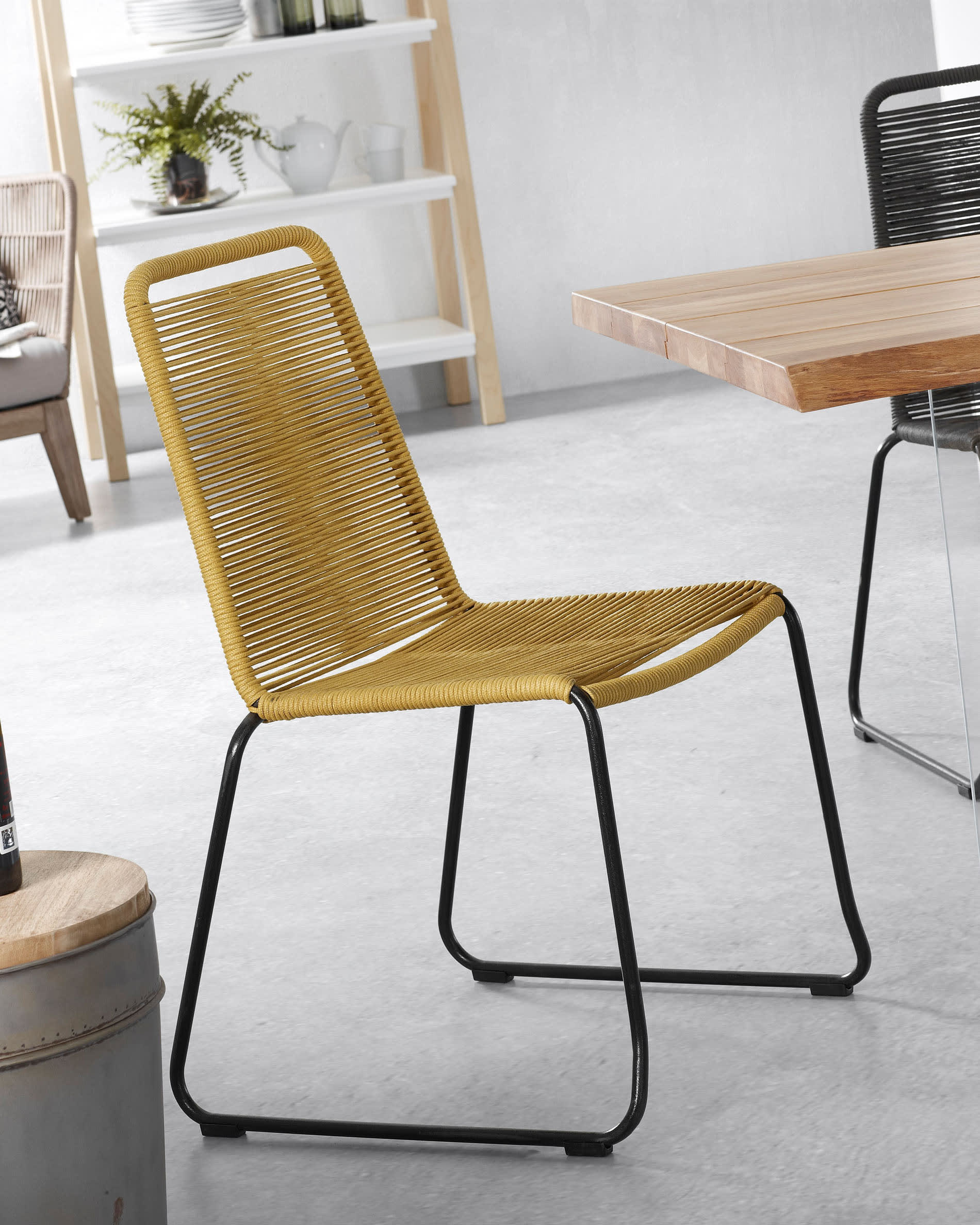 Moderner Lotty Tisch mit Eichenfurnier, natürlichem Finish und transparenten Glasbeinen, 220x100 cm, von Kave Home.