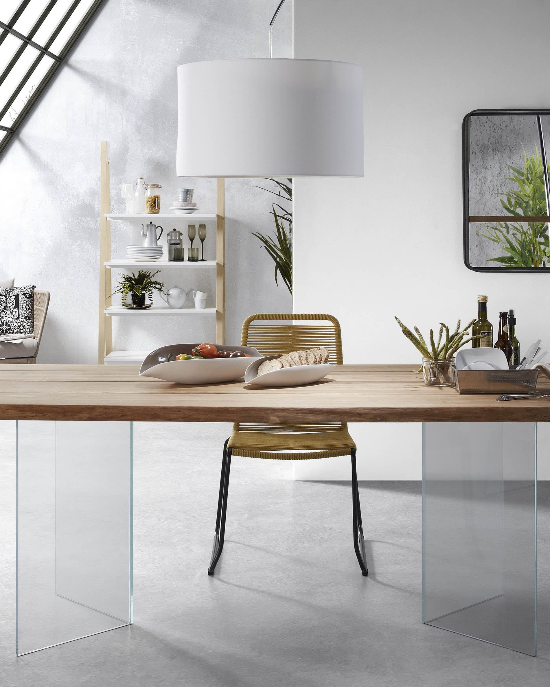 Moderner Lotty Tisch mit Eichenfurnier, natürlichem Finish und Glasbeinen, 220x100 cm, von Kave Home, perfekt für stilvolle Räume.