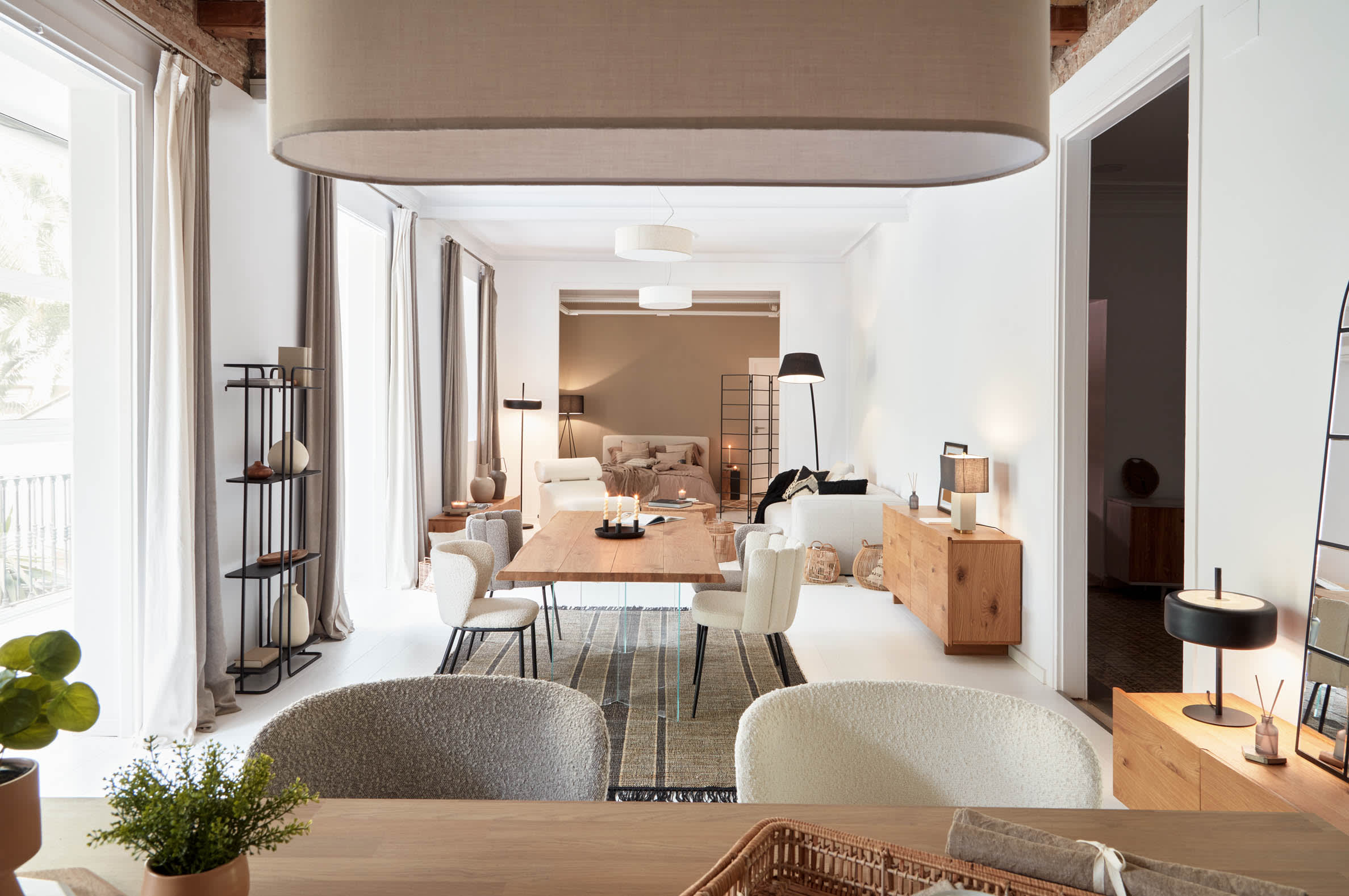 Moderner Lotty Tisch mit natürlichem Eichenfurnier und transparenten Glasbeinen, 220x100 cm, von Kave Home, stilvoll und elegant.