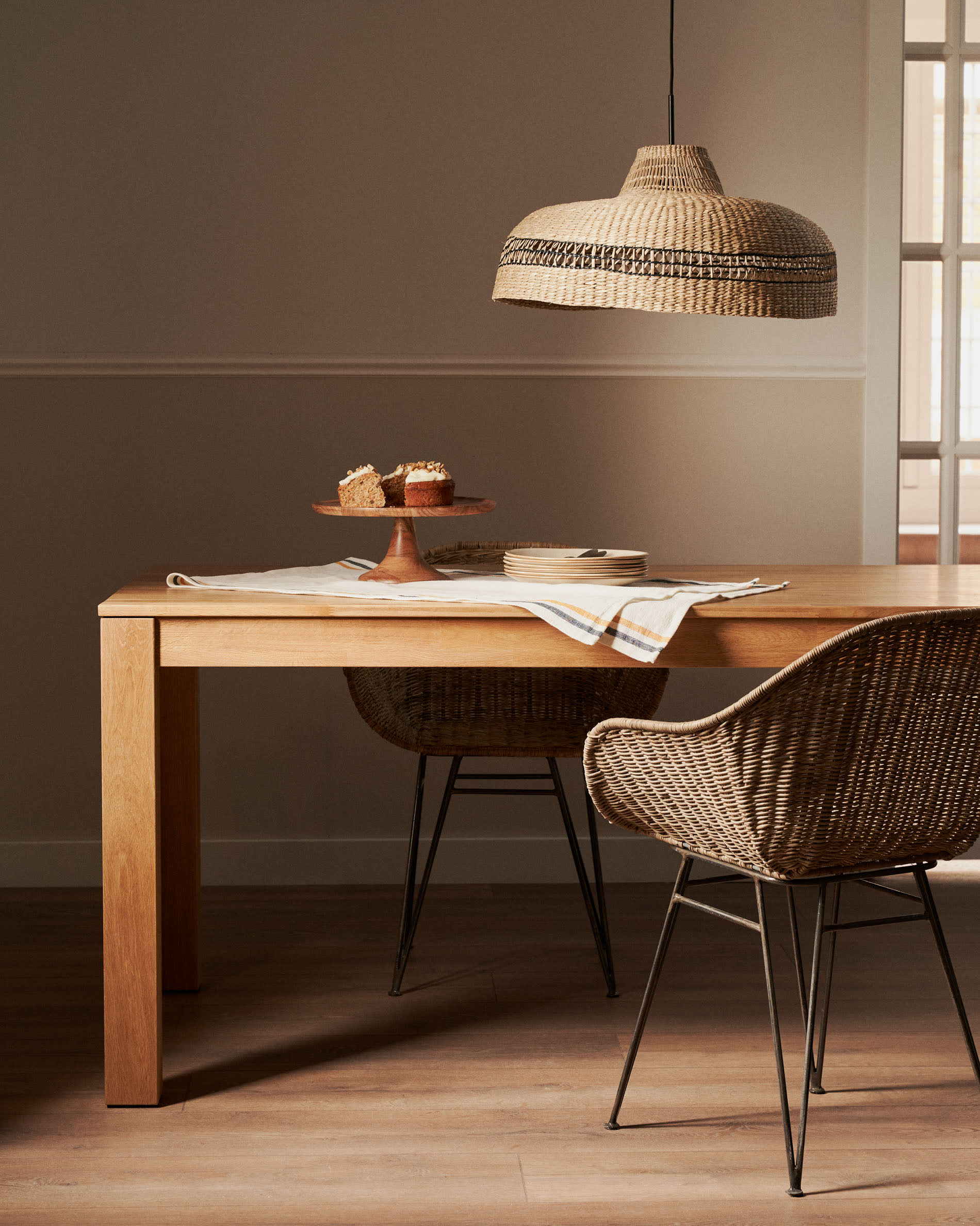 Isbel Esstisch aus Eichenholz, ausziehbar von 140 auf 220 cm, modernes Design, ideal für flexible Wohnbereiche.