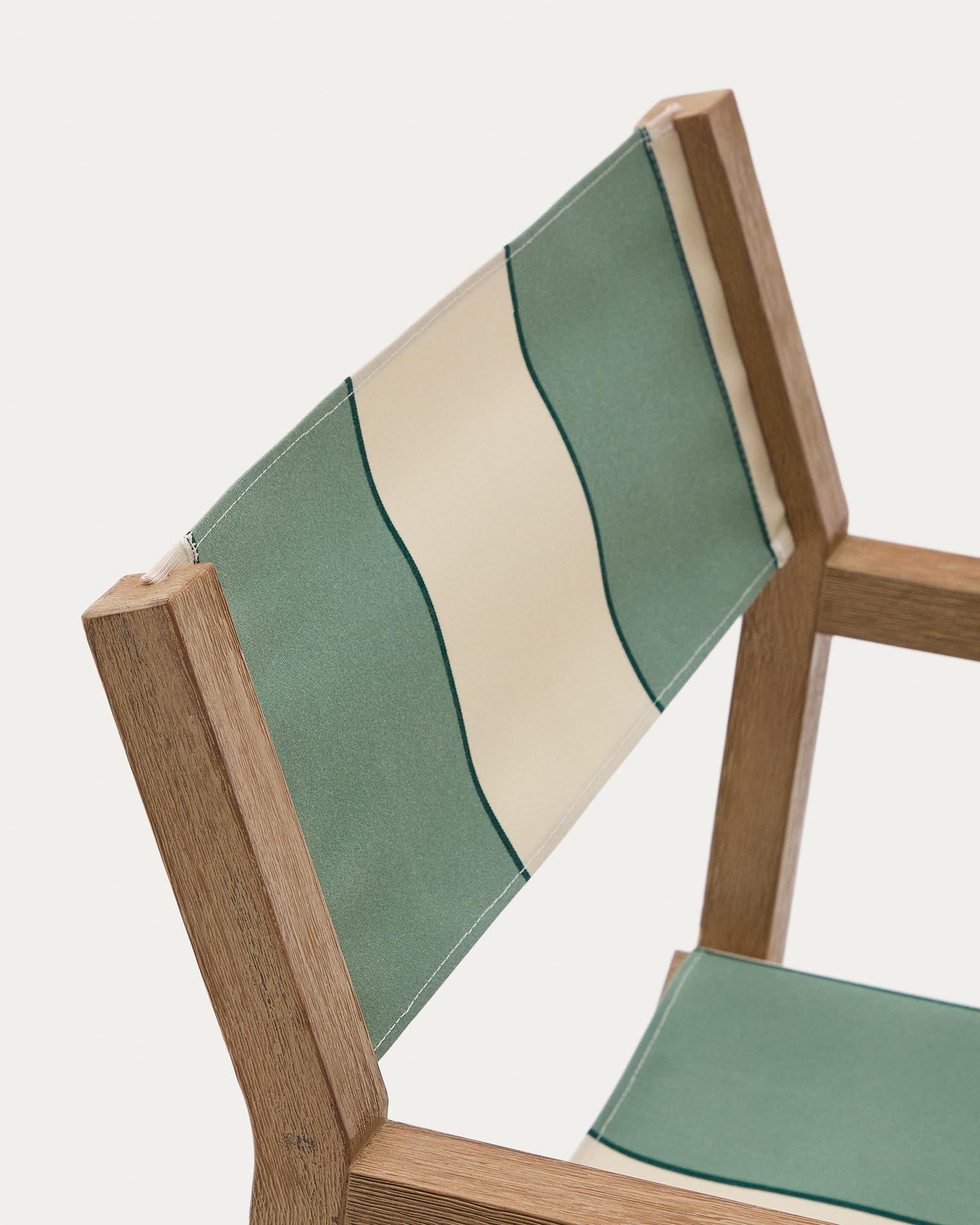 Genießen Sie den eleganten Vilara Klappstuhl aus massivem Akazienholz. Der grün-beige Streifen und die praktische Klappfunktion machen ihn zum perfekten Begleiter für Ihre Outdoor-Oase.