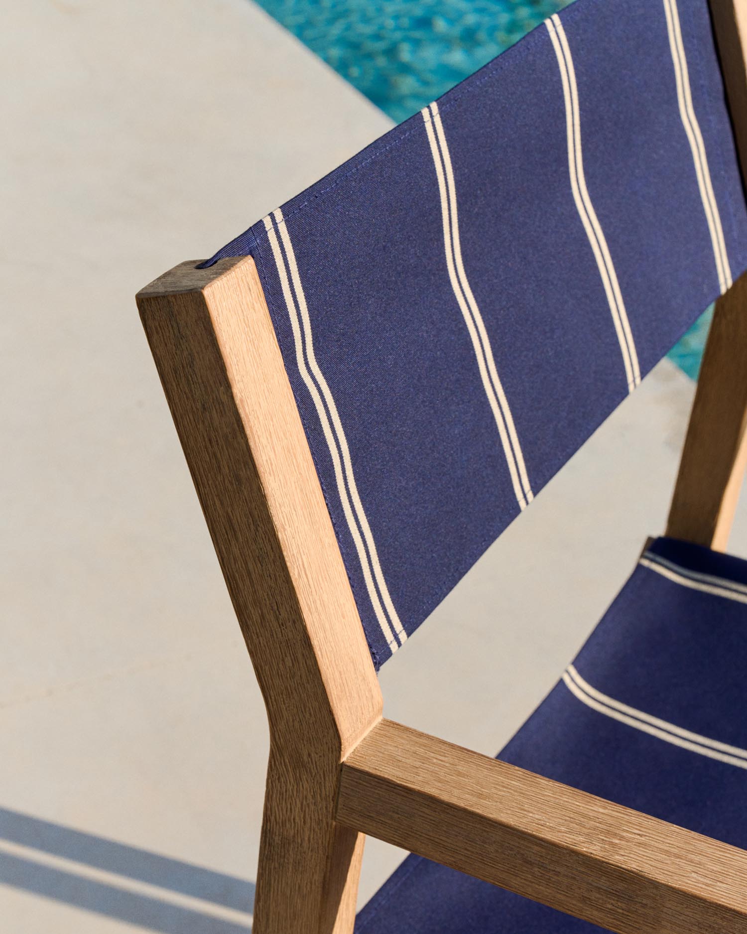 Genießen Sie den Komfort des blau-beige gestreiften Klappstuhls Vilara aus robustem, FSC™ 100% Akazienholz. Perfekt für entspannte Stunden im Freien!