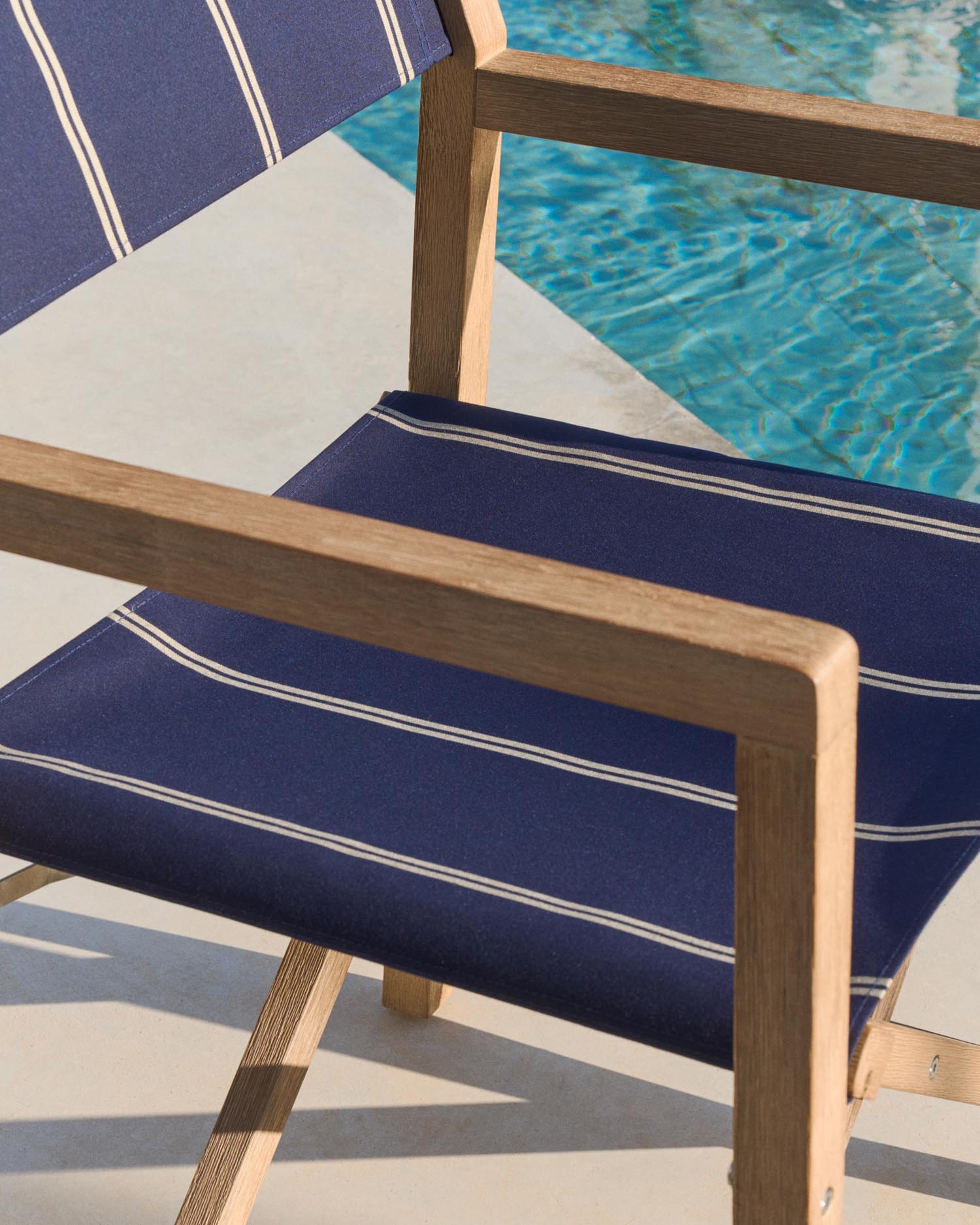 Erleben Sie stilvolle Entspannung mit dem blau-beige gestreiften Klappstuhl Vilara aus hochwertigem, nachhaltigem Akazienholz. Ideal für Ihren Garten!