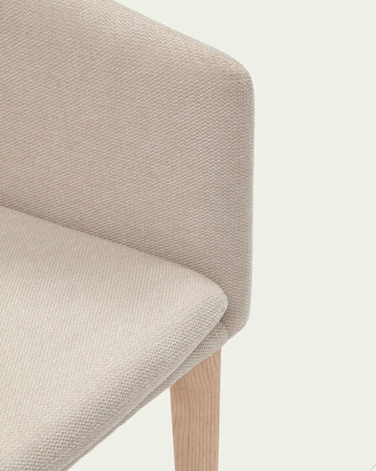 Harlan Stuhl aus beiger Chenille mit Beinen aus massiver Esche in Beige, Natur präsentiert im Onlineshop von KAQTU Design AG. Stuhl mit Armlehne ist von Kave Home