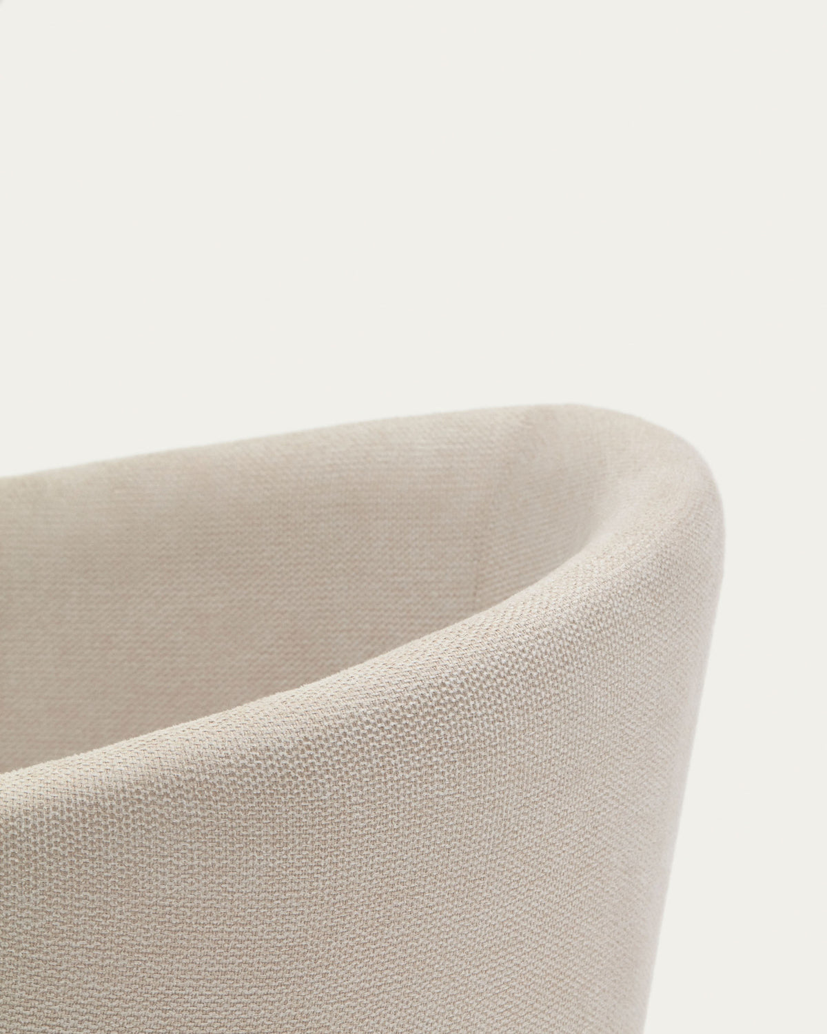 Harlan Stuhl aus beiger Chenille mit Beinen aus massiver Esche in Beige, Natur präsentiert im Onlineshop von KAQTU Design AG. Stuhl mit Armlehne ist von Kave Home