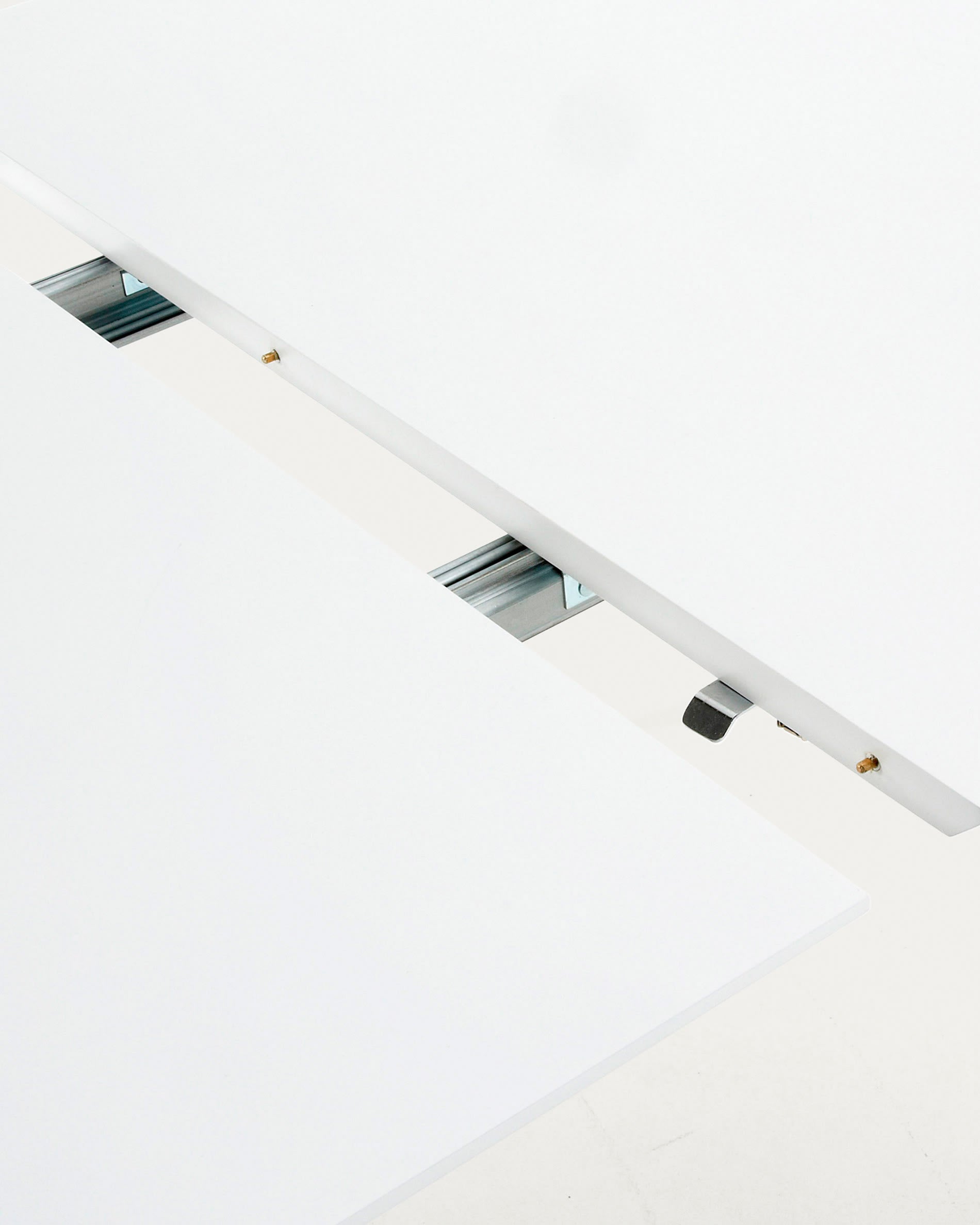 Eleganter Oqui Ausziehtisch von Kave Home: Weiße MDF-Oberfläche, stabile Buchenbeine, flexibel von 120 auf 200 cm erweiterbar – ideal für jedes Esszimmer.