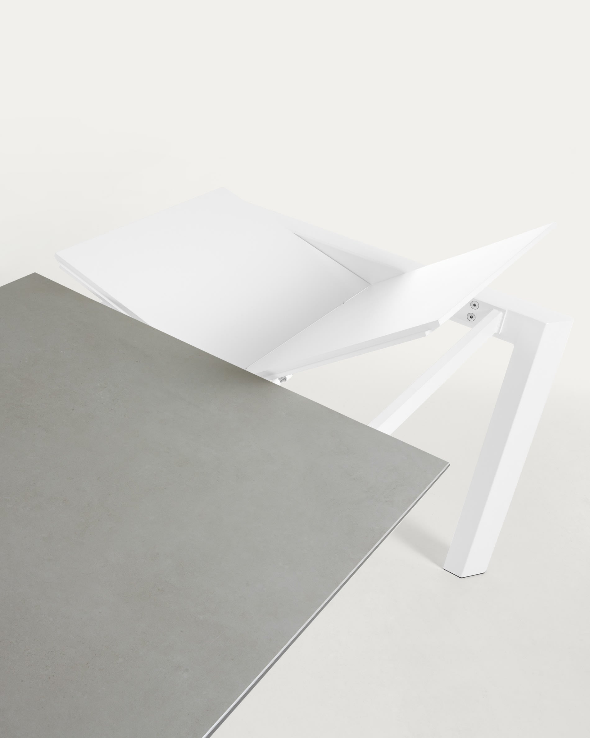 Eleganter Axis Ausziehtisch von Kave Home mit robuster Feinsteinzeugplatte und stabilen Stahlbeinen in Weiß, erweiterbar von 140 auf 200 cm.