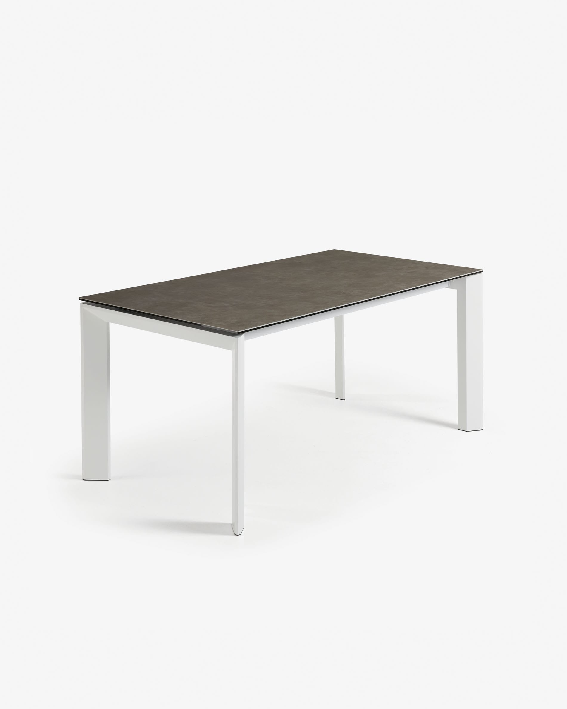 Eleganter Axis Ausziehtisch mit Feinsteinzeug Vulcano Ceniza Finish und weissen Stahlbeinen, ausziehbar von 140 auf 200 cm.