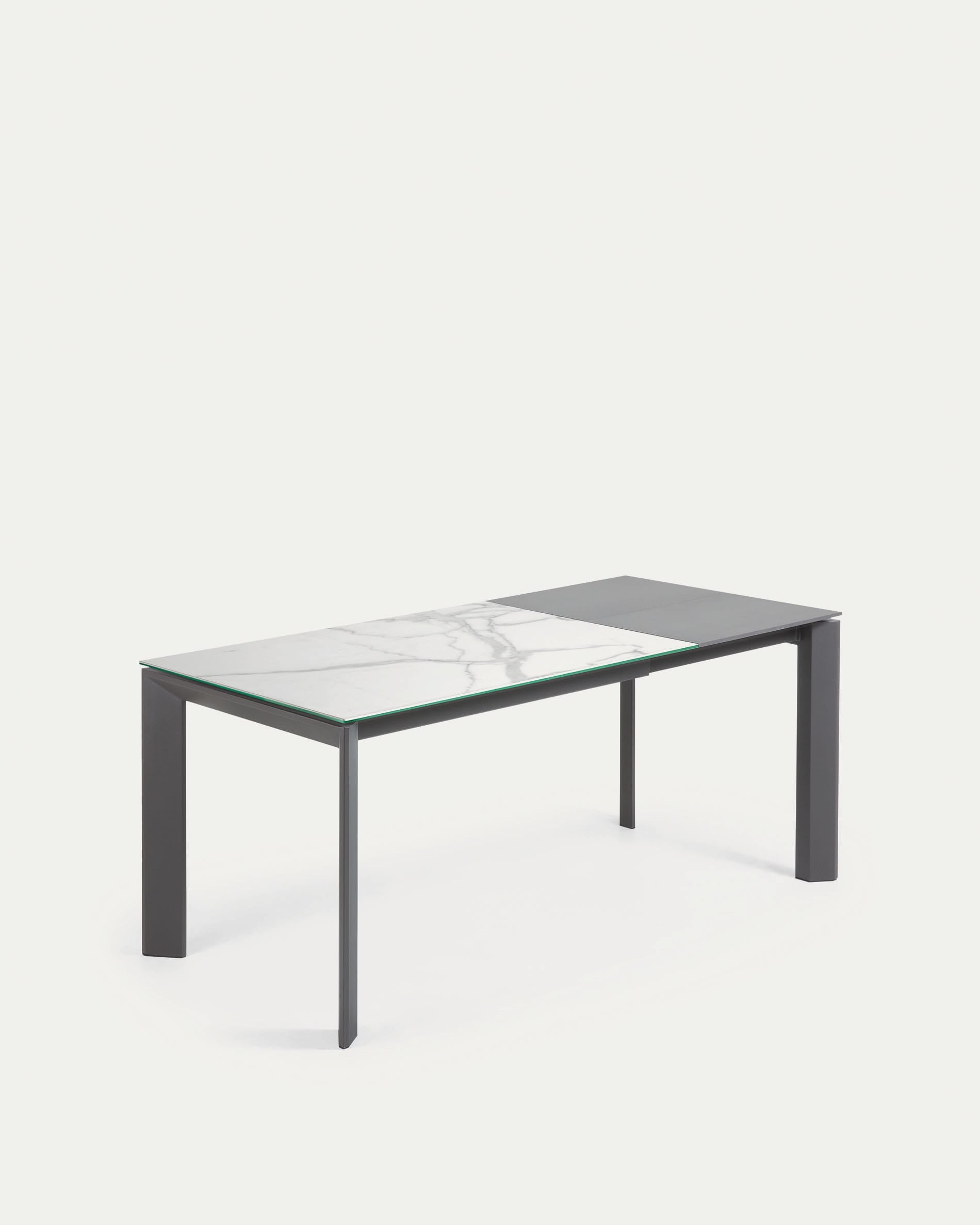 Eleganter Ausziehtisch mit Kalos Weisser Feinsteinzeugplatte und dunkelgrauen Beinen, erweiterbar von 120 auf 180 cm.