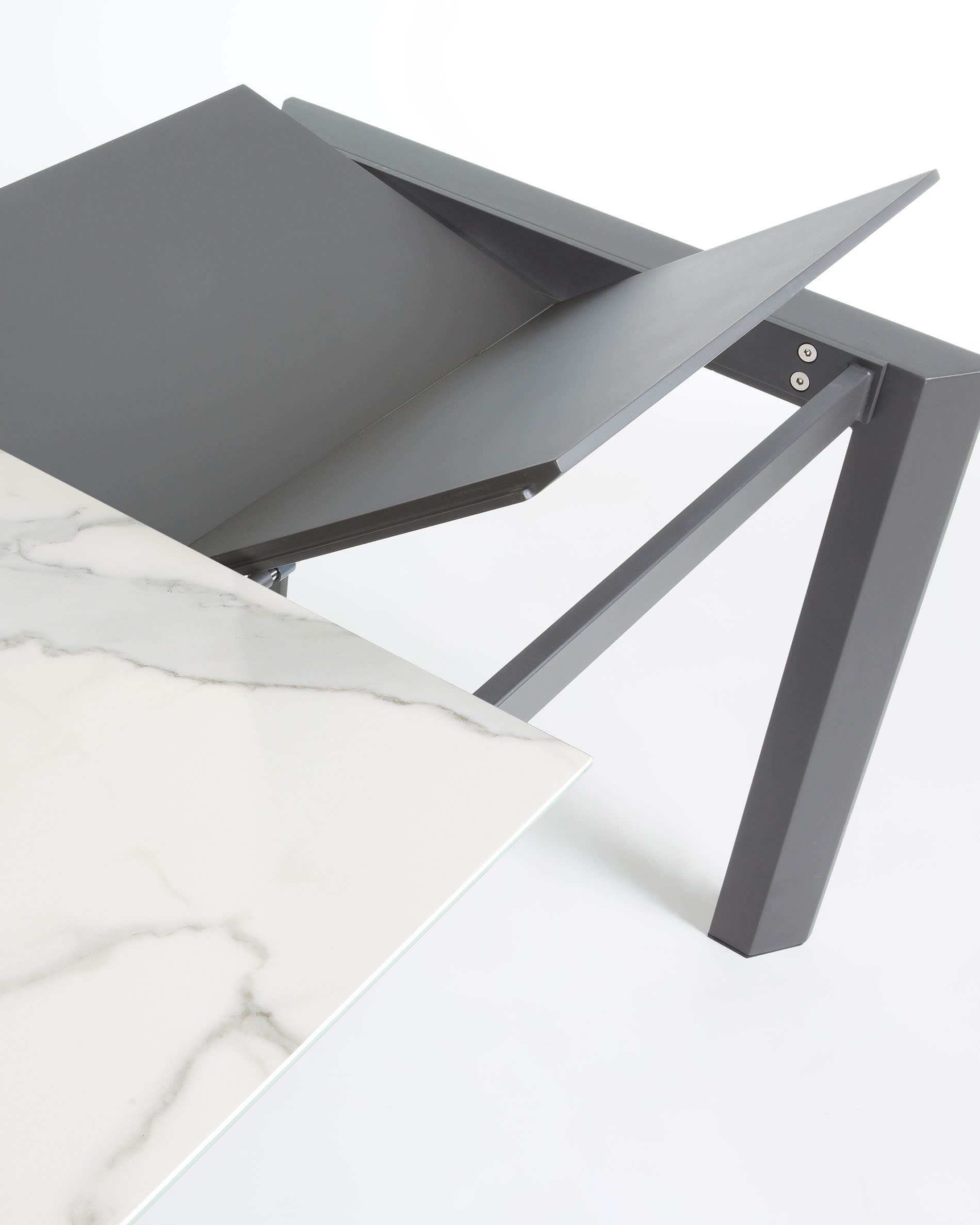 Moderner Ausziehtisch von Kave Home mit robuster Feinsteinzeugplatte in Kalos Weiß und stabilen, dunkelgrauen Beinen. Ideal für jeden Anlass.