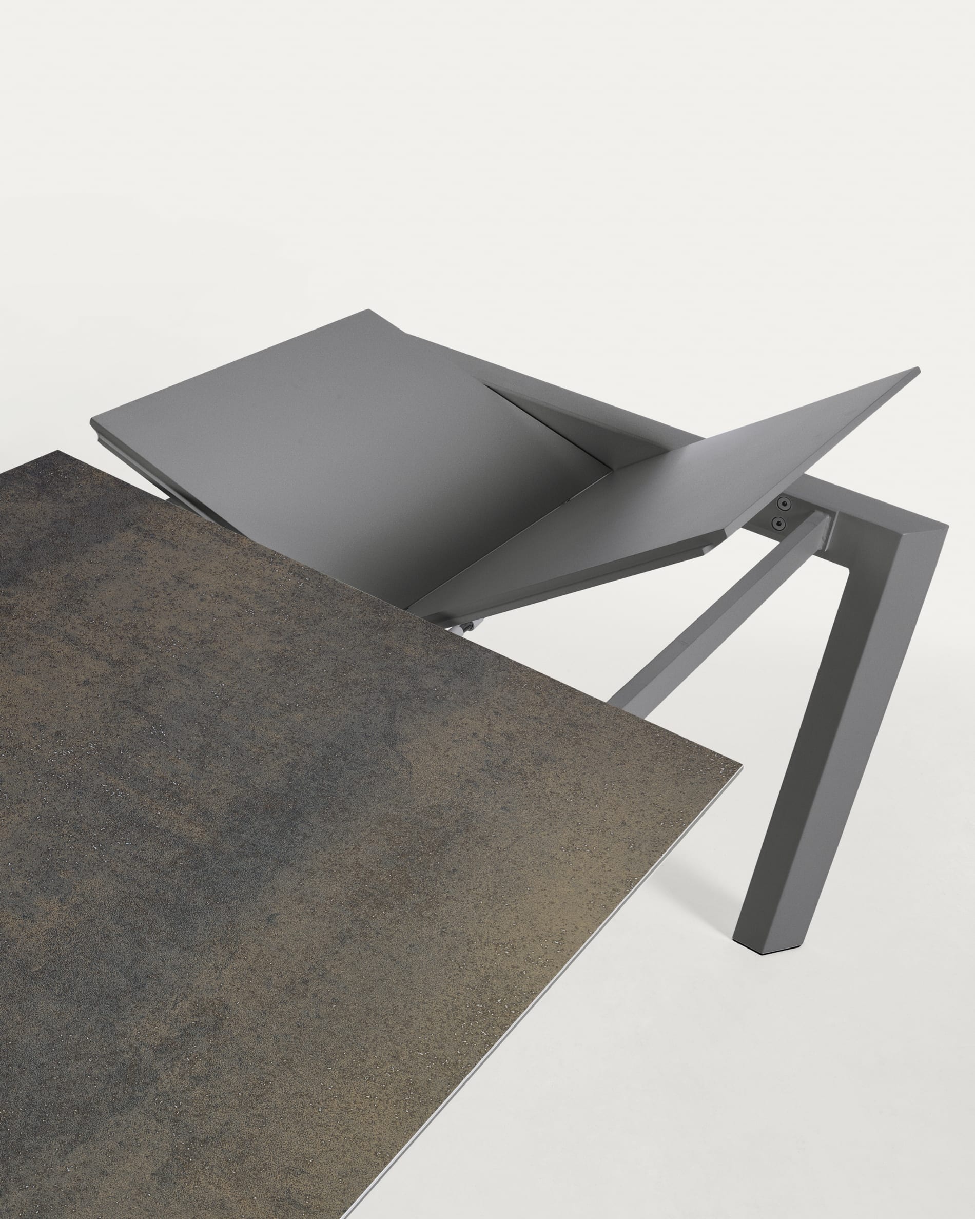 Eleganter Axis Ausziehtisch von Kave Home mit robuster Feinsteinzeugplatte im Iron Moss Finish und stabilen anthrazitfarbenen Stahlbeinen, flexibel von 120 auf 180 cm.