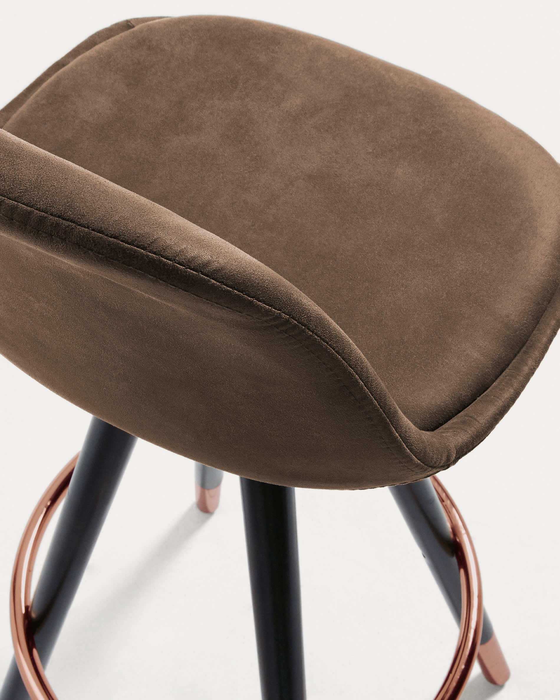 Moderner Slad Barhocker in edlem Braun mit robusten schwarzen Buchenholzbeinen. Perfekt für stilvolle Küchen und Bars, bietet er Komfort und Eleganz.