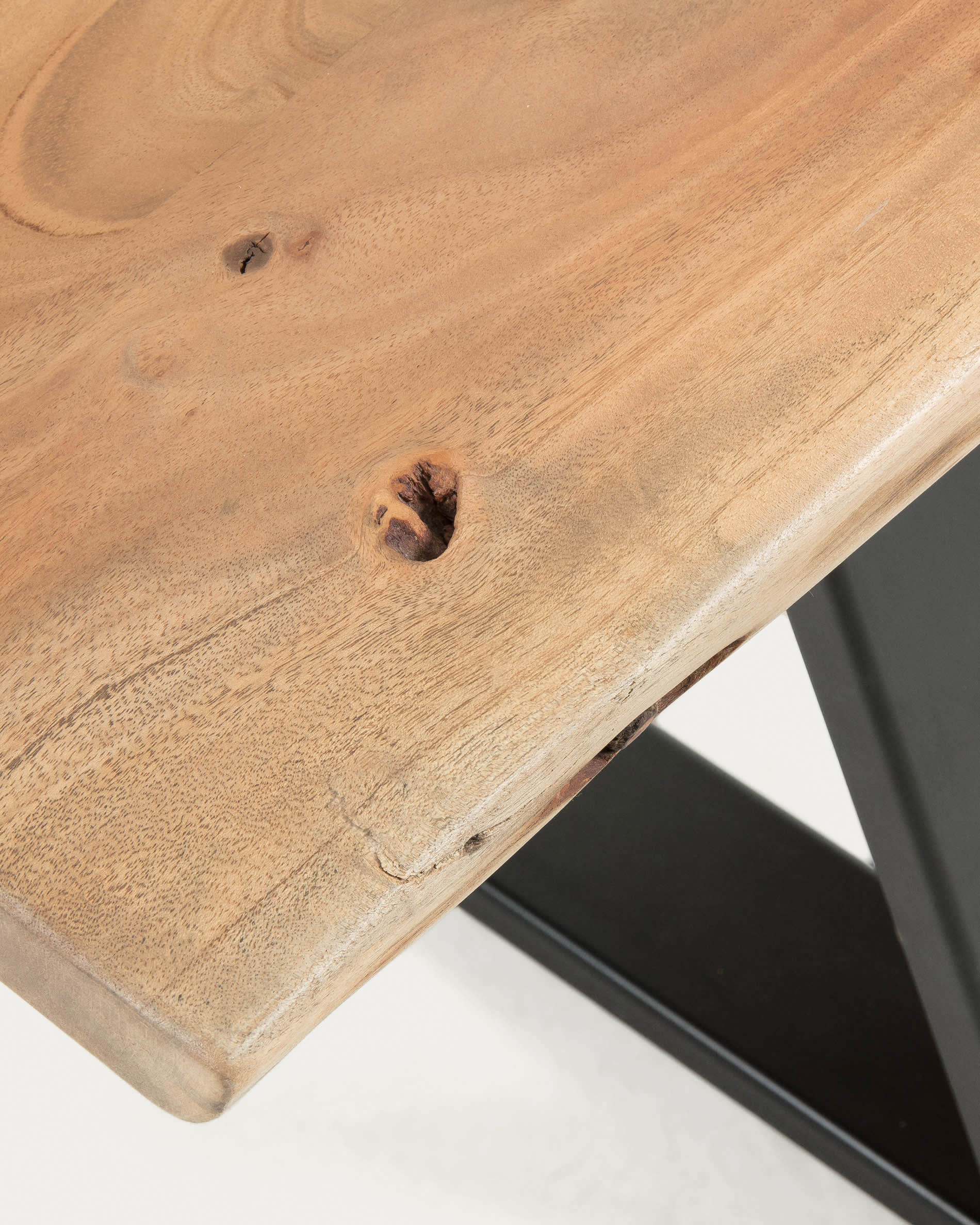 Stilvolle Alaia Bank aus robustem Akazienholz und schwarzem Stahl, 180 cm lang – perfekt für ein nachhaltiges und elegantes Zuhause.